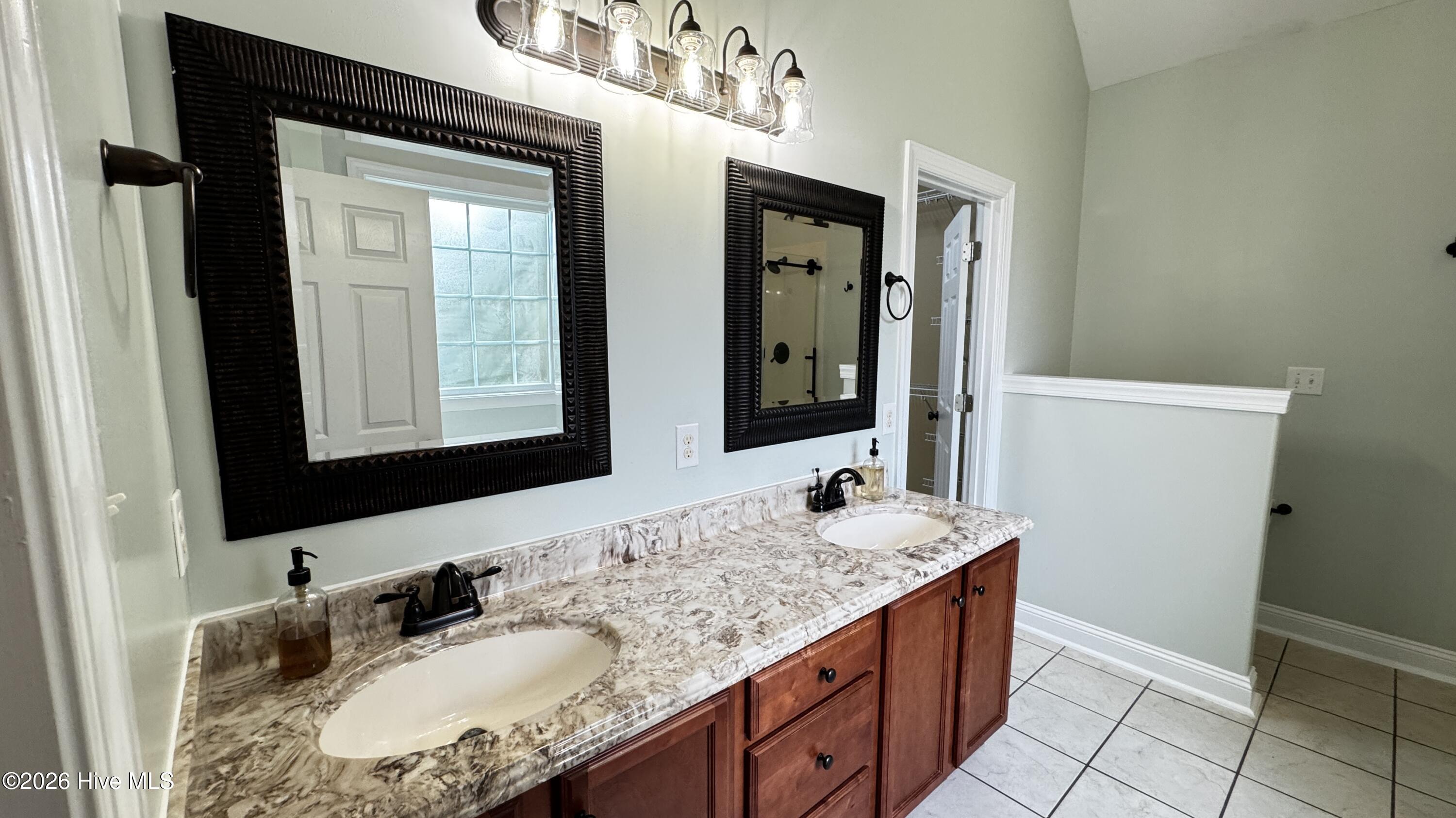 100565264 | Photo 30