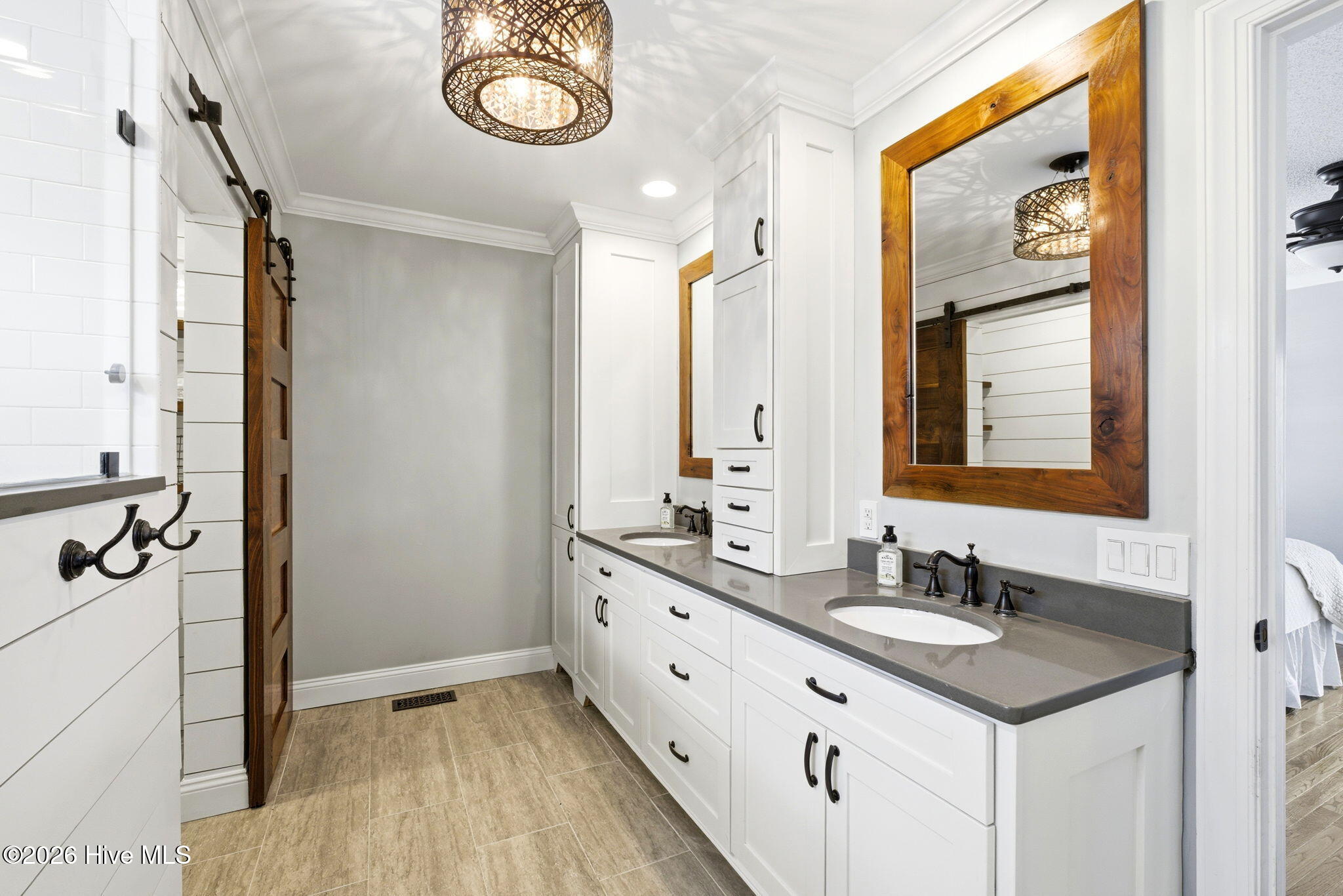 100563483 | Photo 19