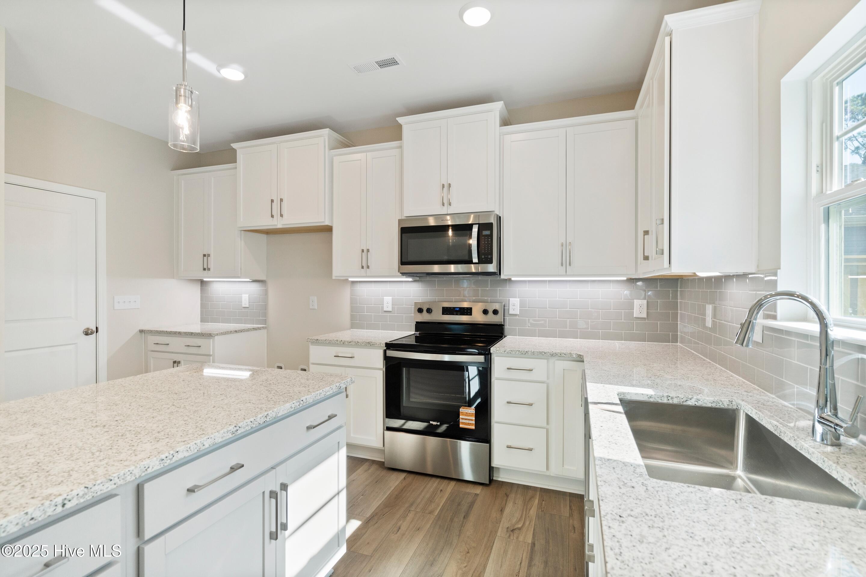 100543350 | Photo 12