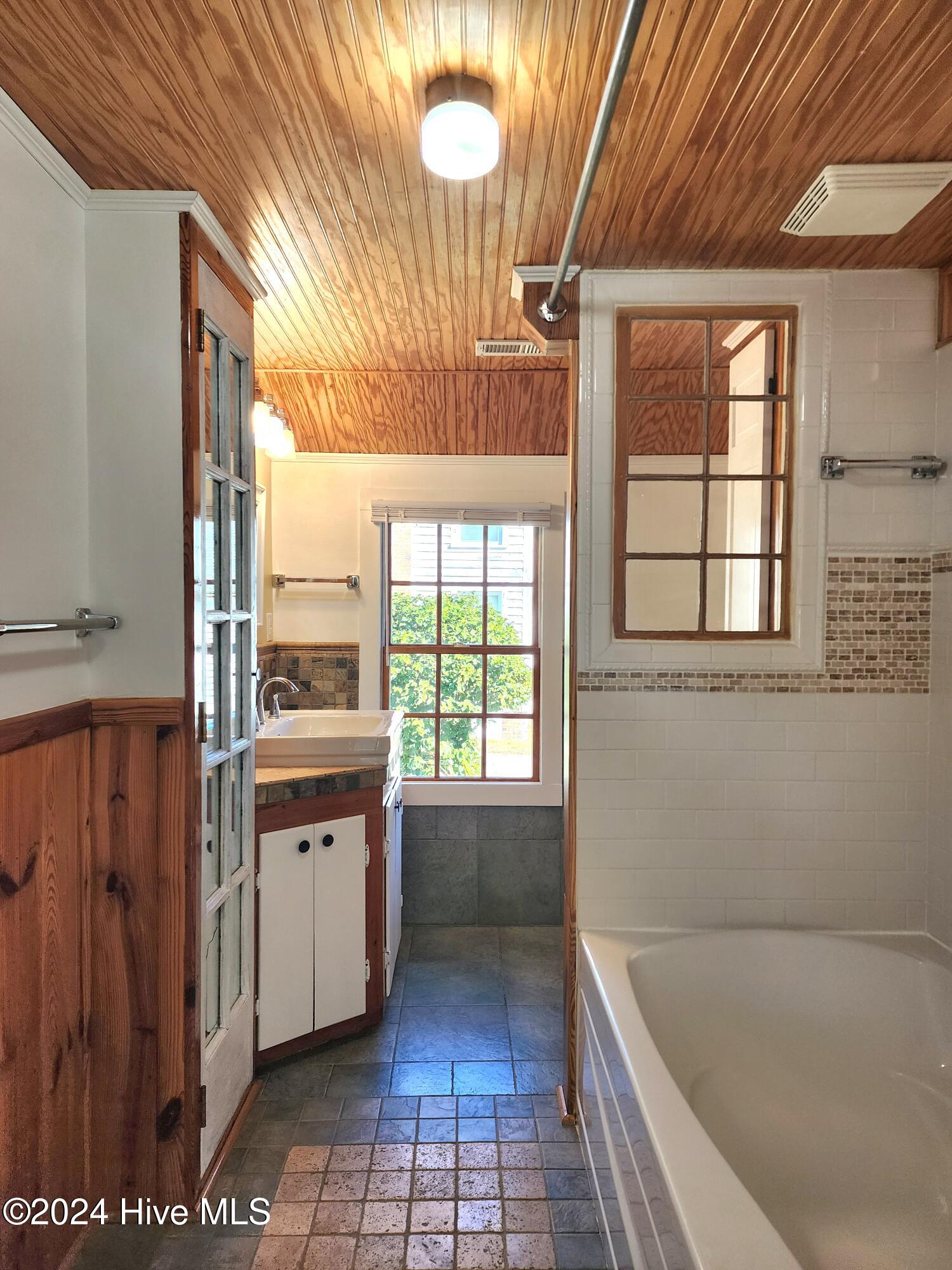 100570380 | Photo 16