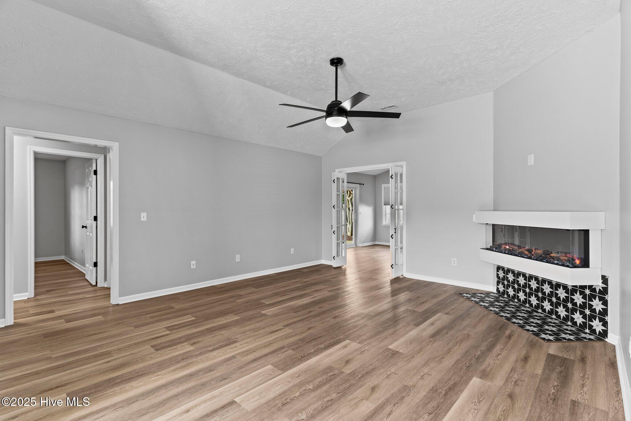 100540163 | Photo 14