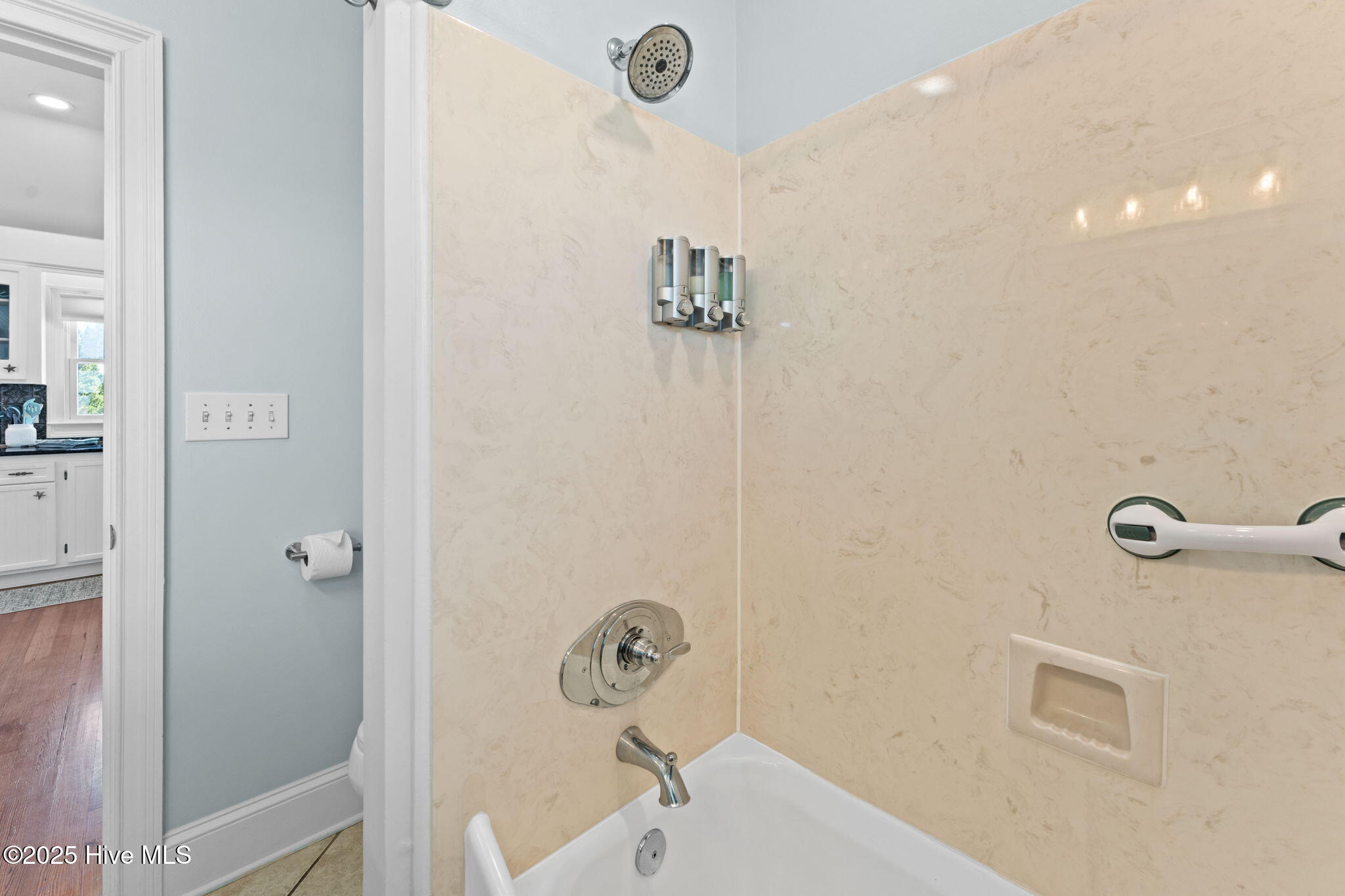 100548683 | Photo 36