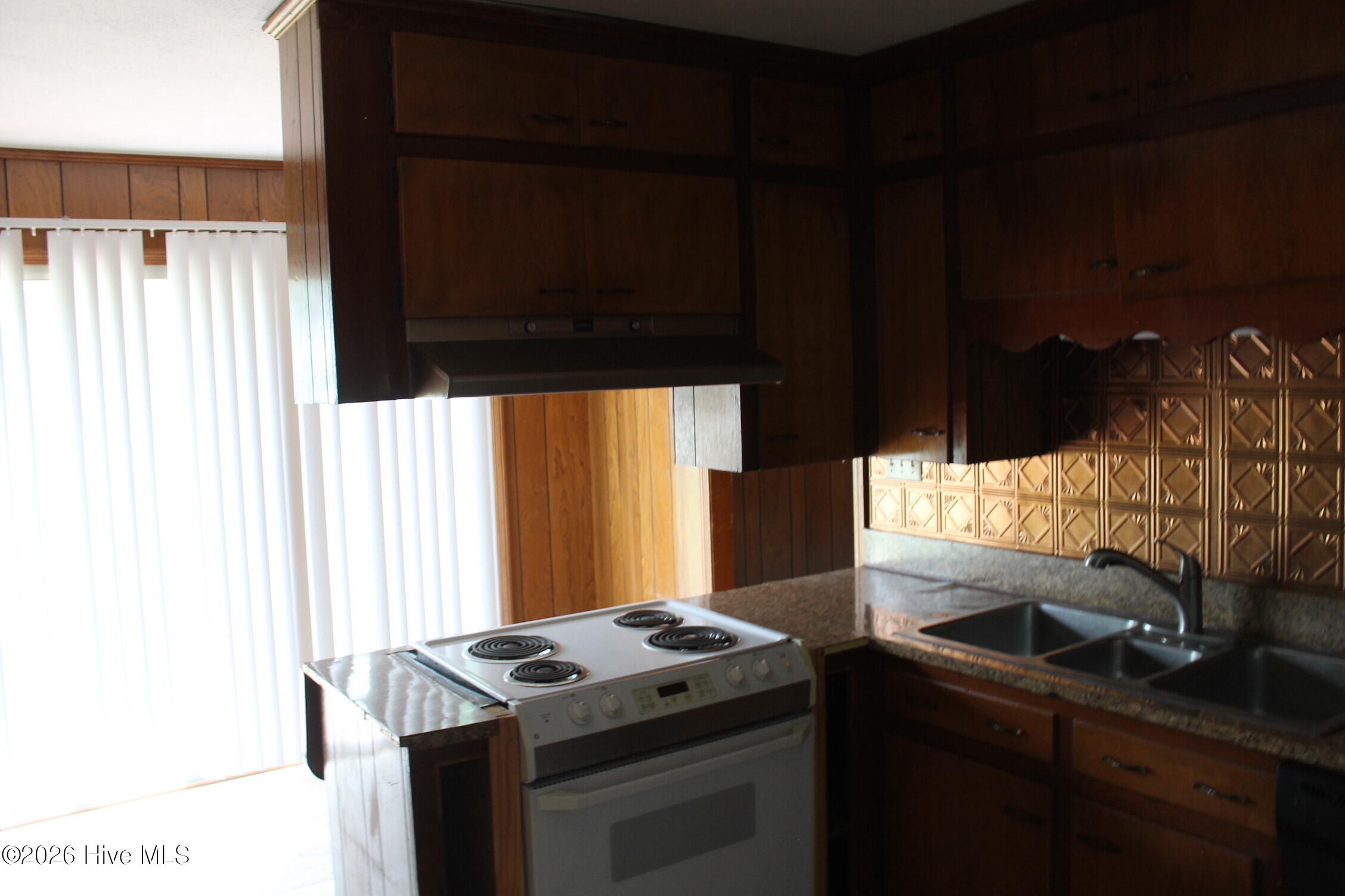 100565627 | Photo 32