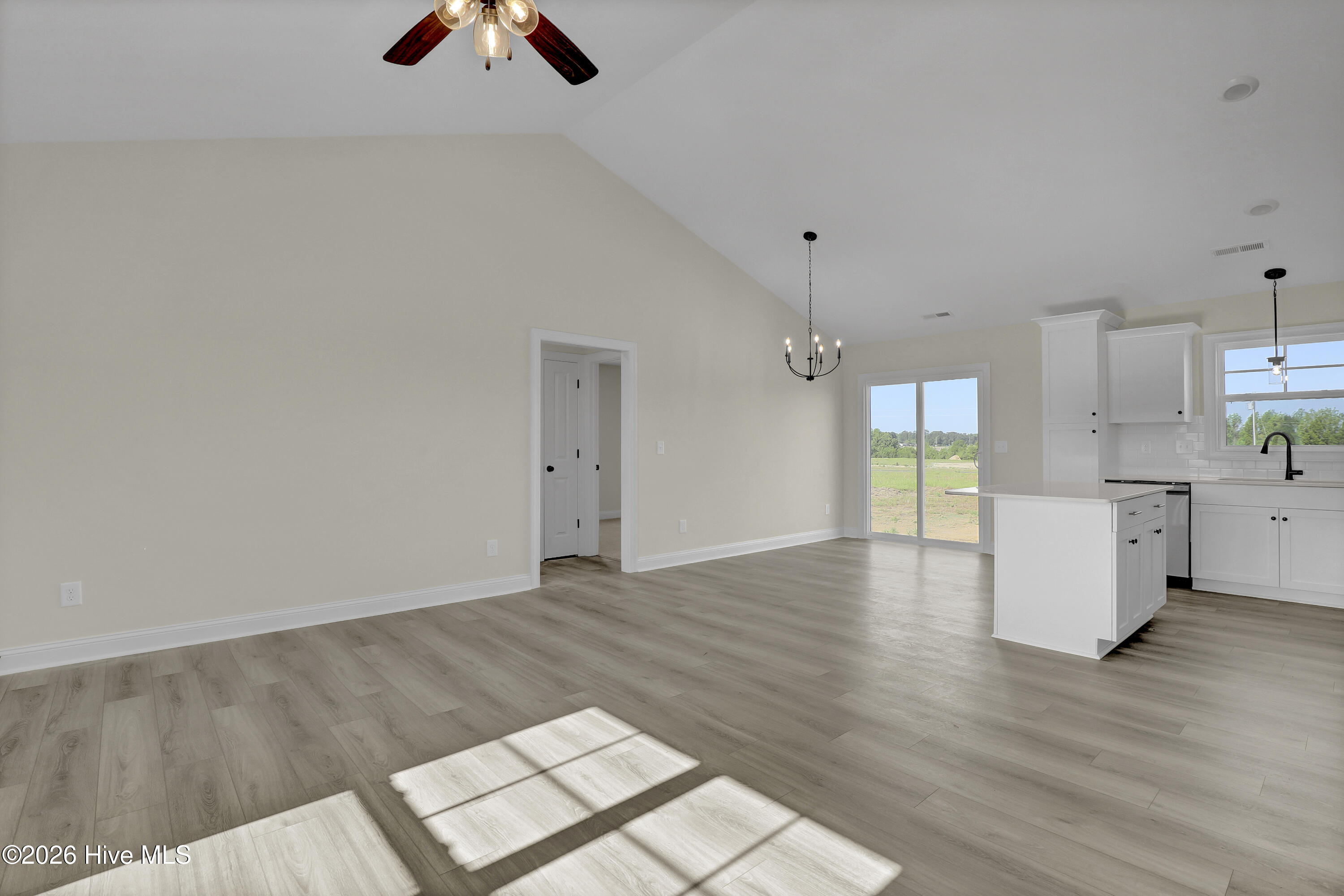 100542873 | Photo 10