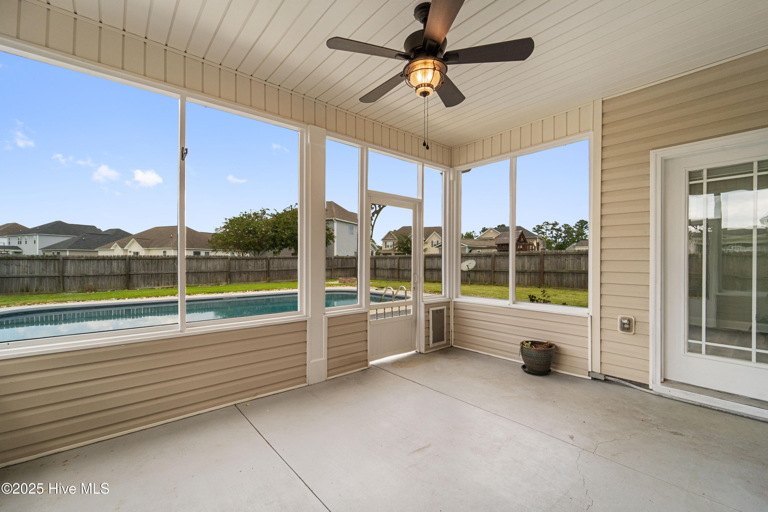 100525842 | Photo 75