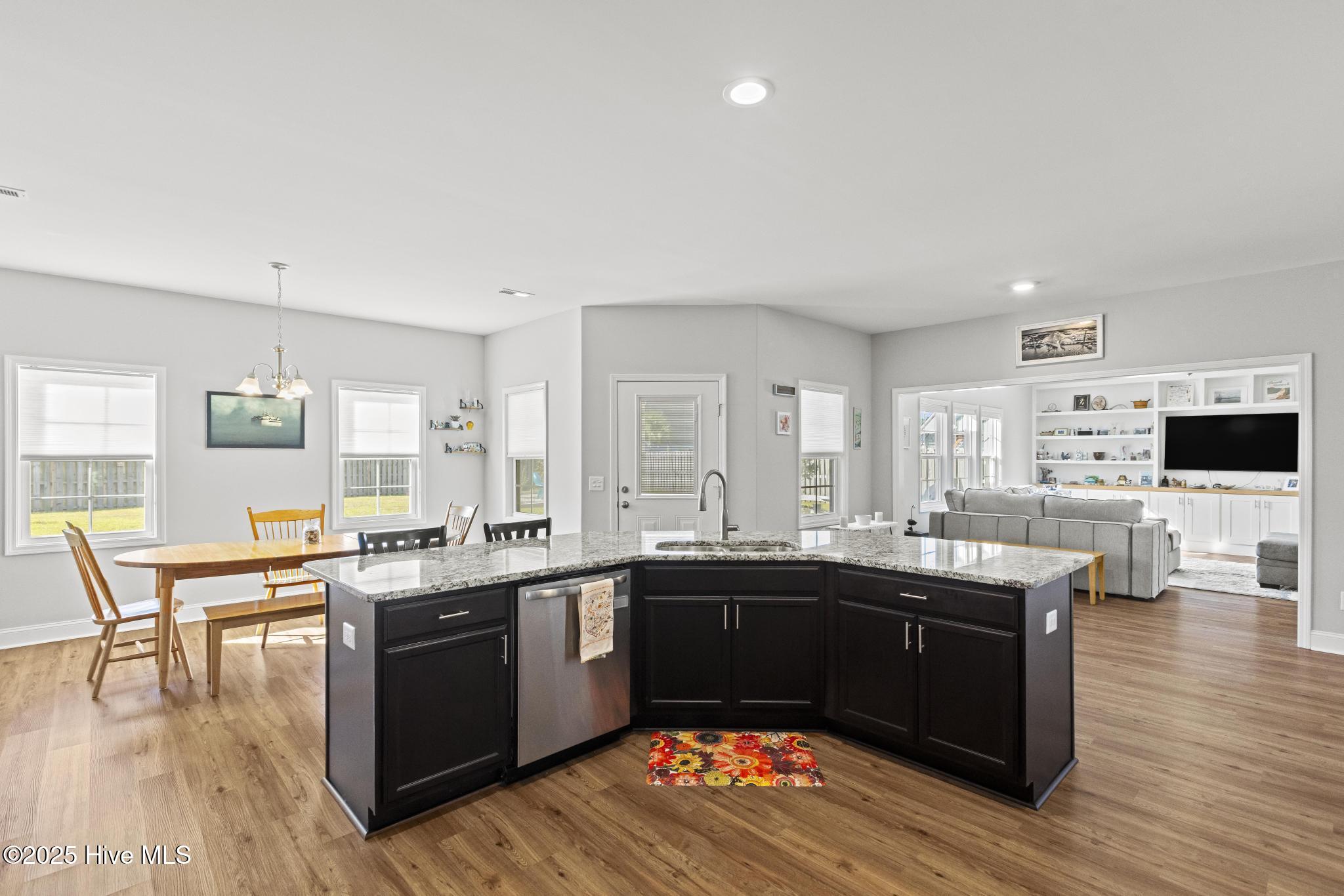 100528220 | Photo 14