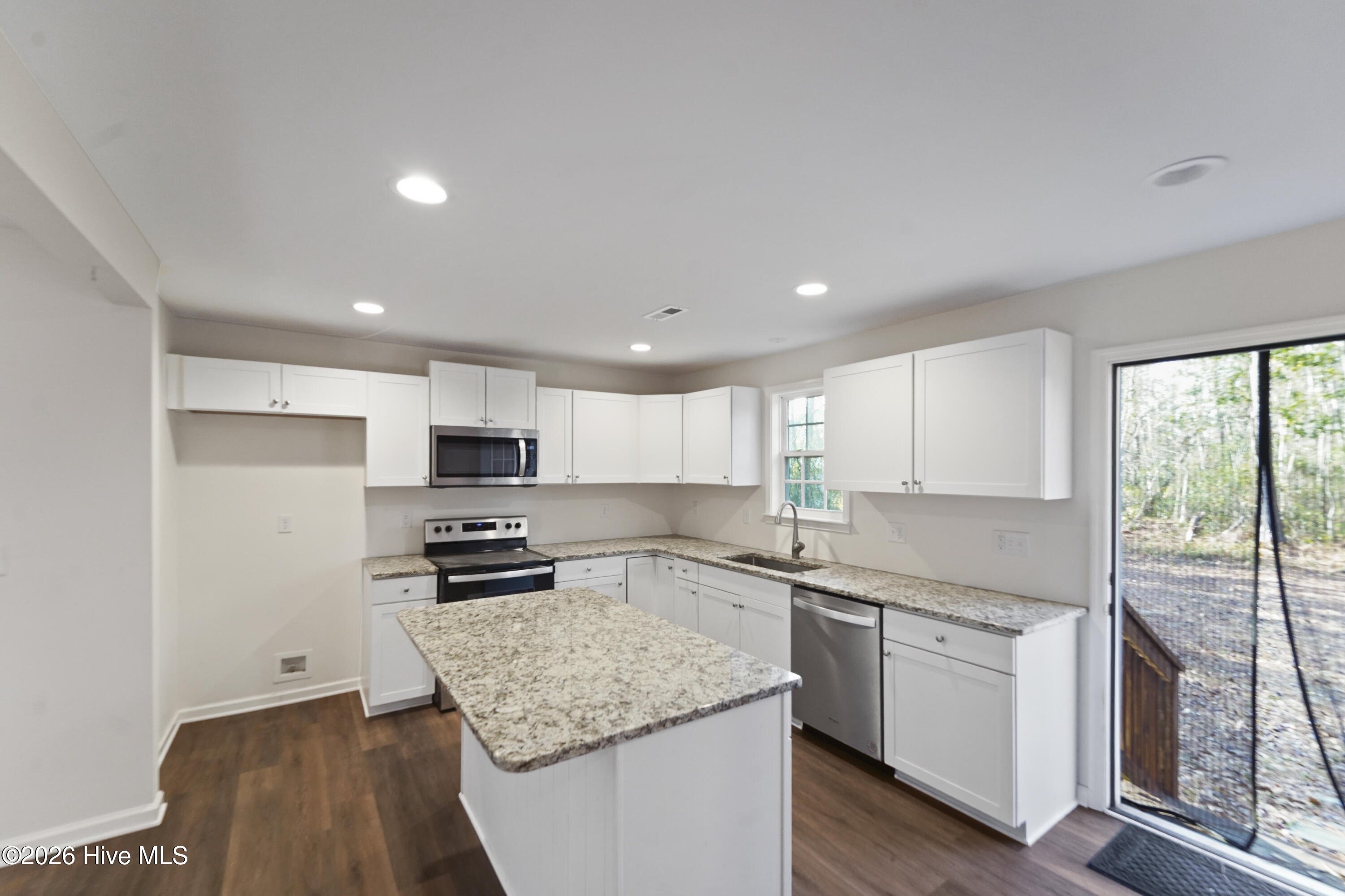 100548487 | Photo 21