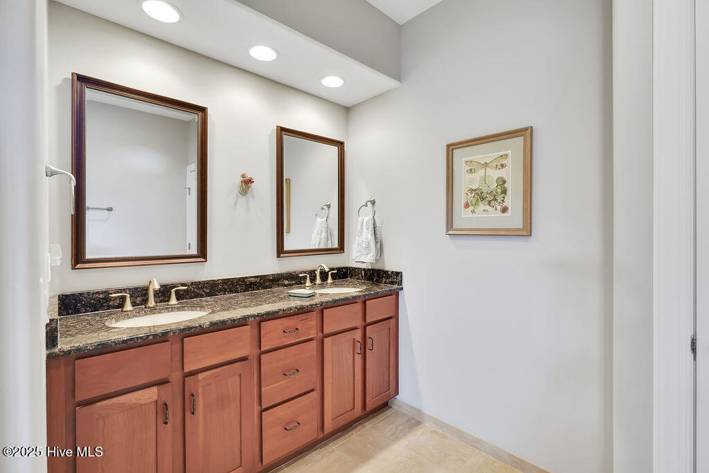 100534763 | Photo 25