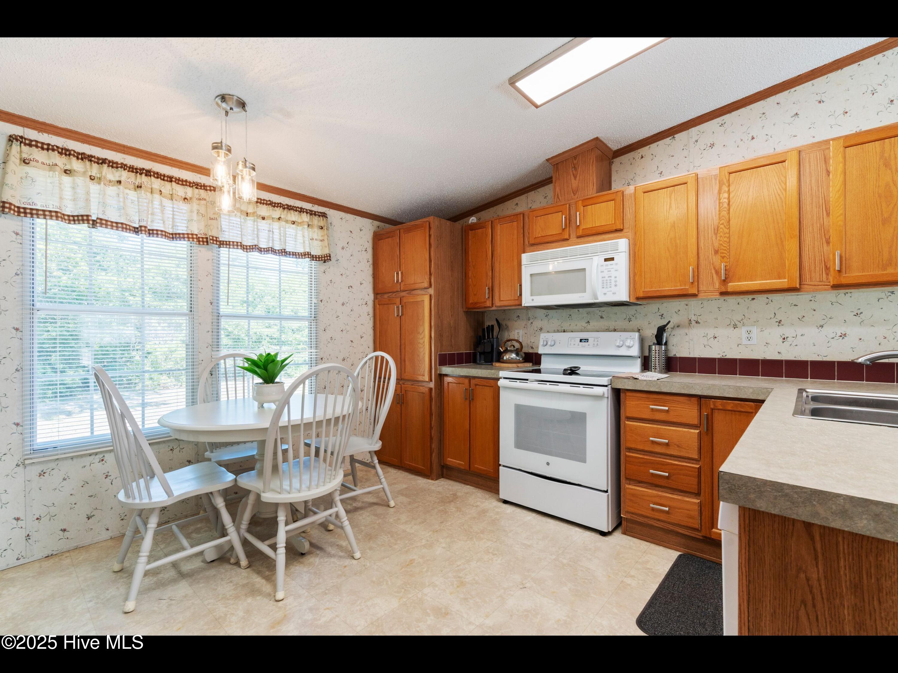 100516812 | Photo 18