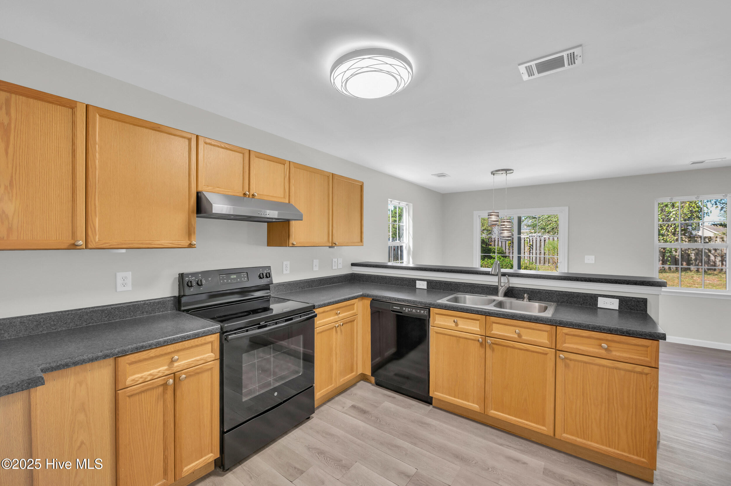 100531255 | Photo 14