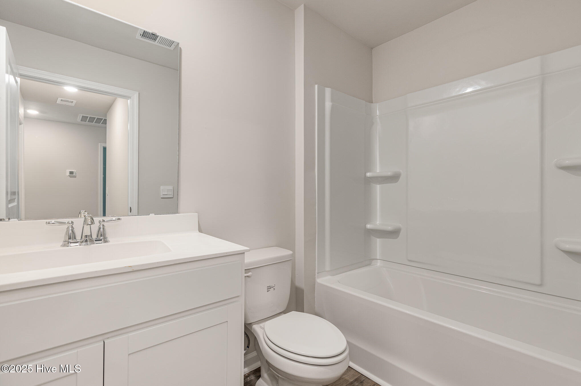 100532108 | Photo 18