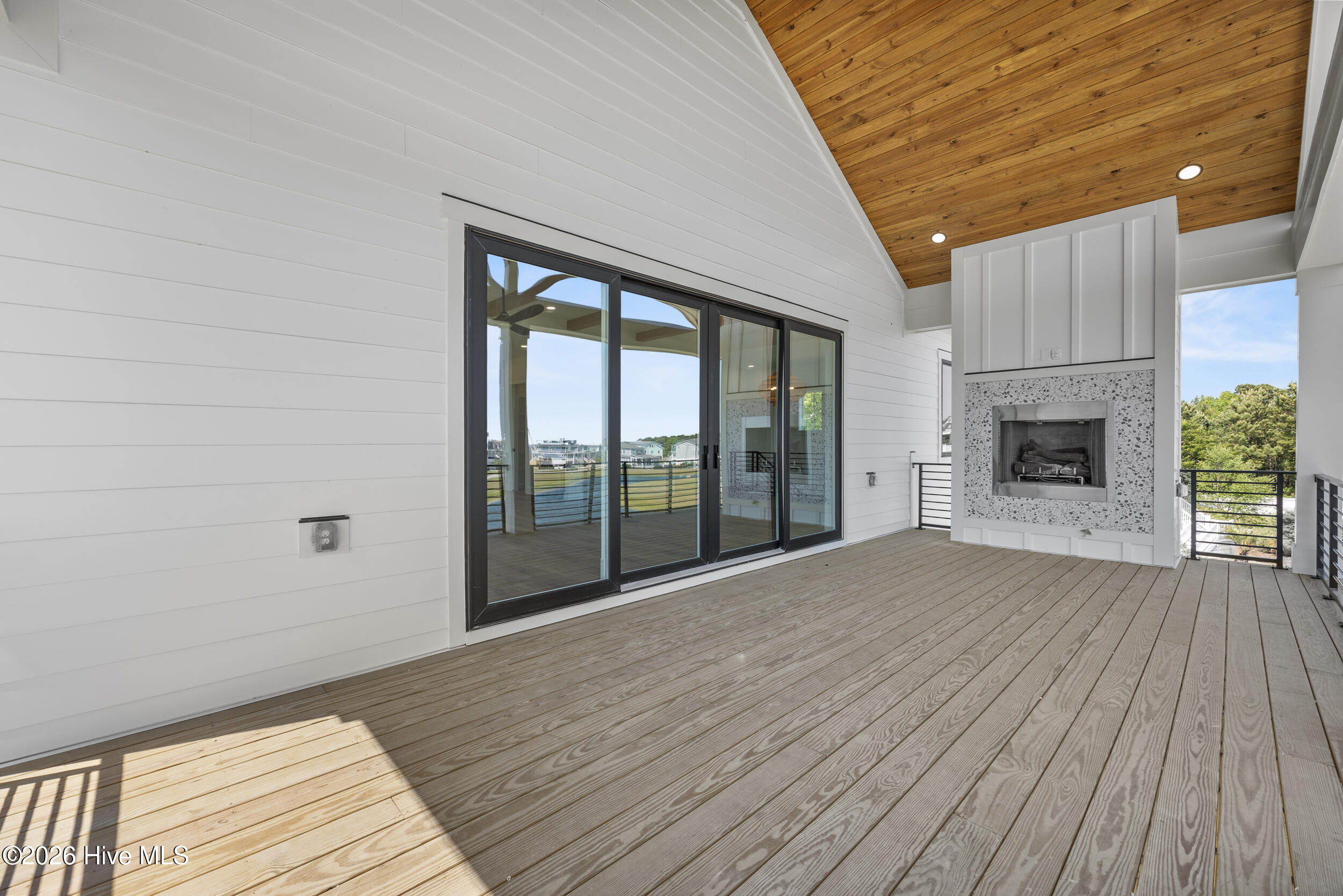 100567625 | Photo 40