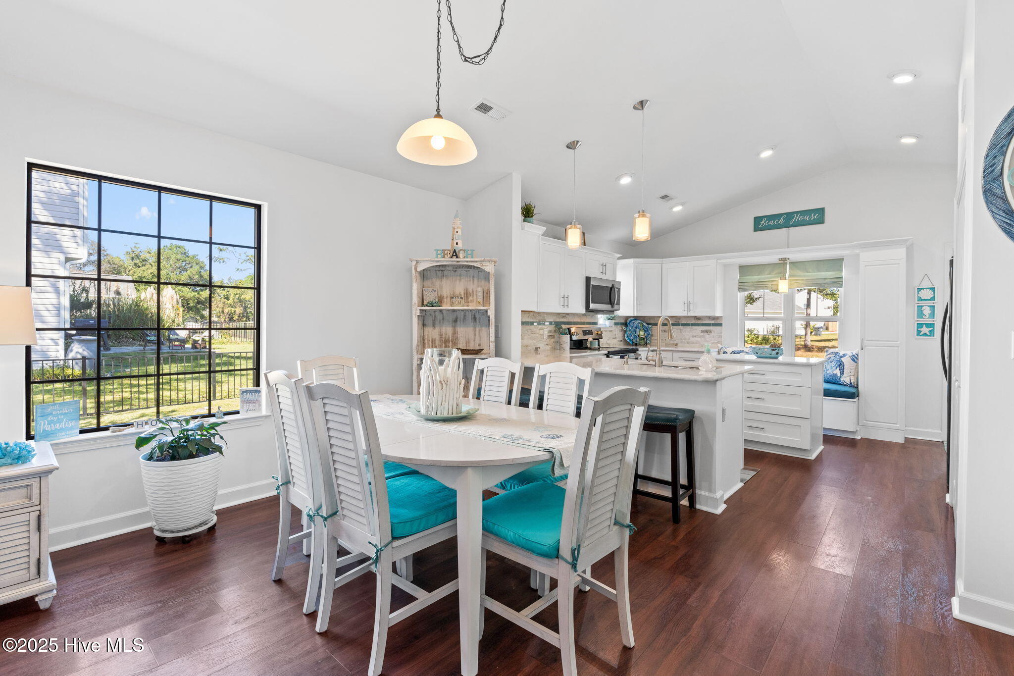 100536893 | Photo 15