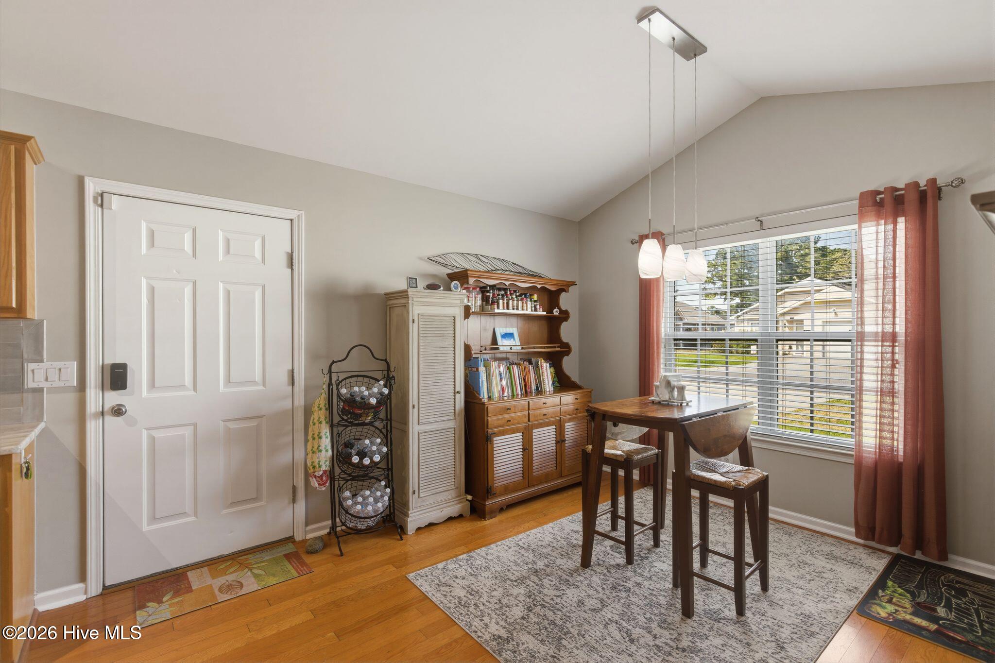 100562686 | Photo 12