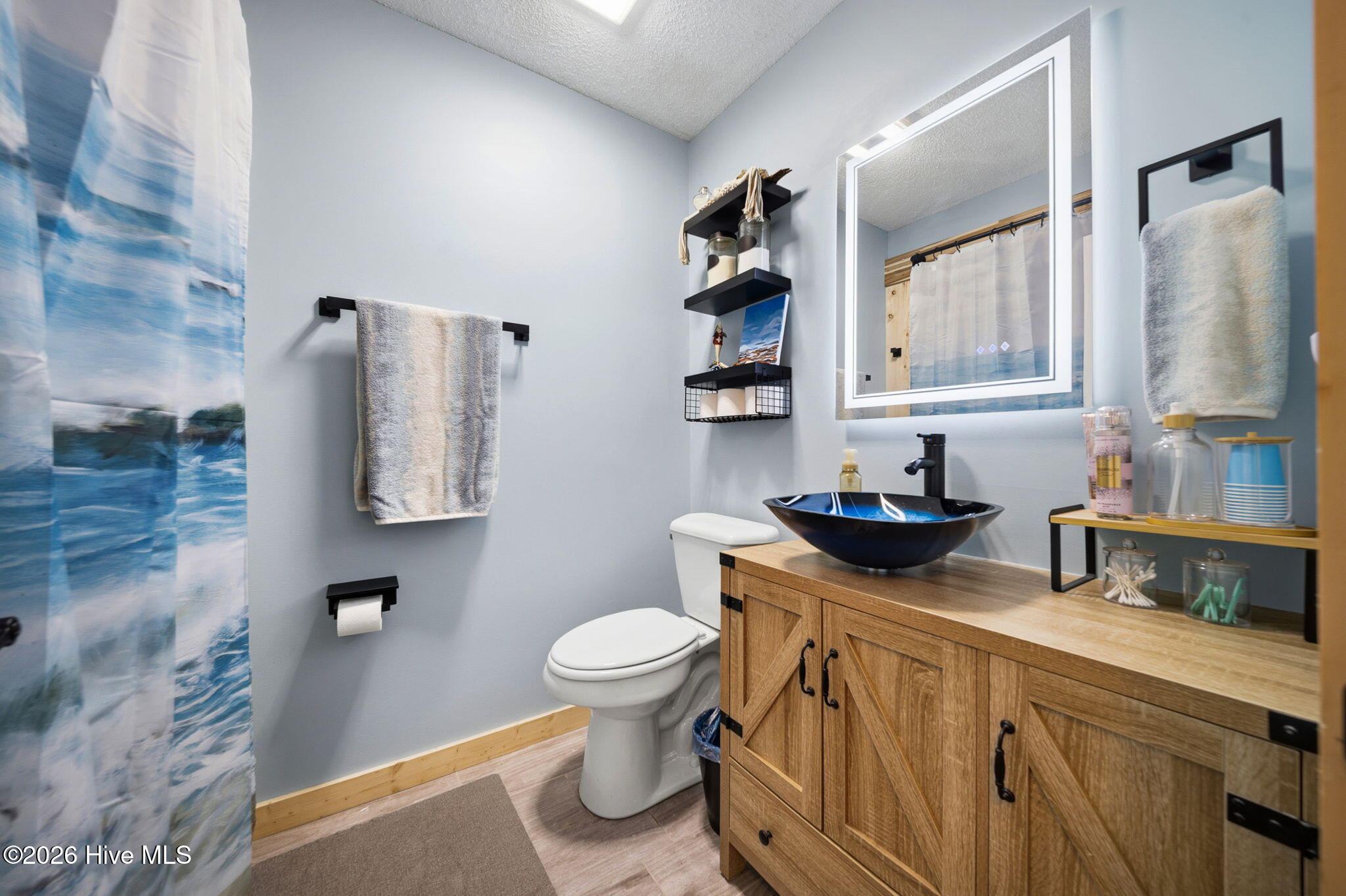 100569227 | Photo 23