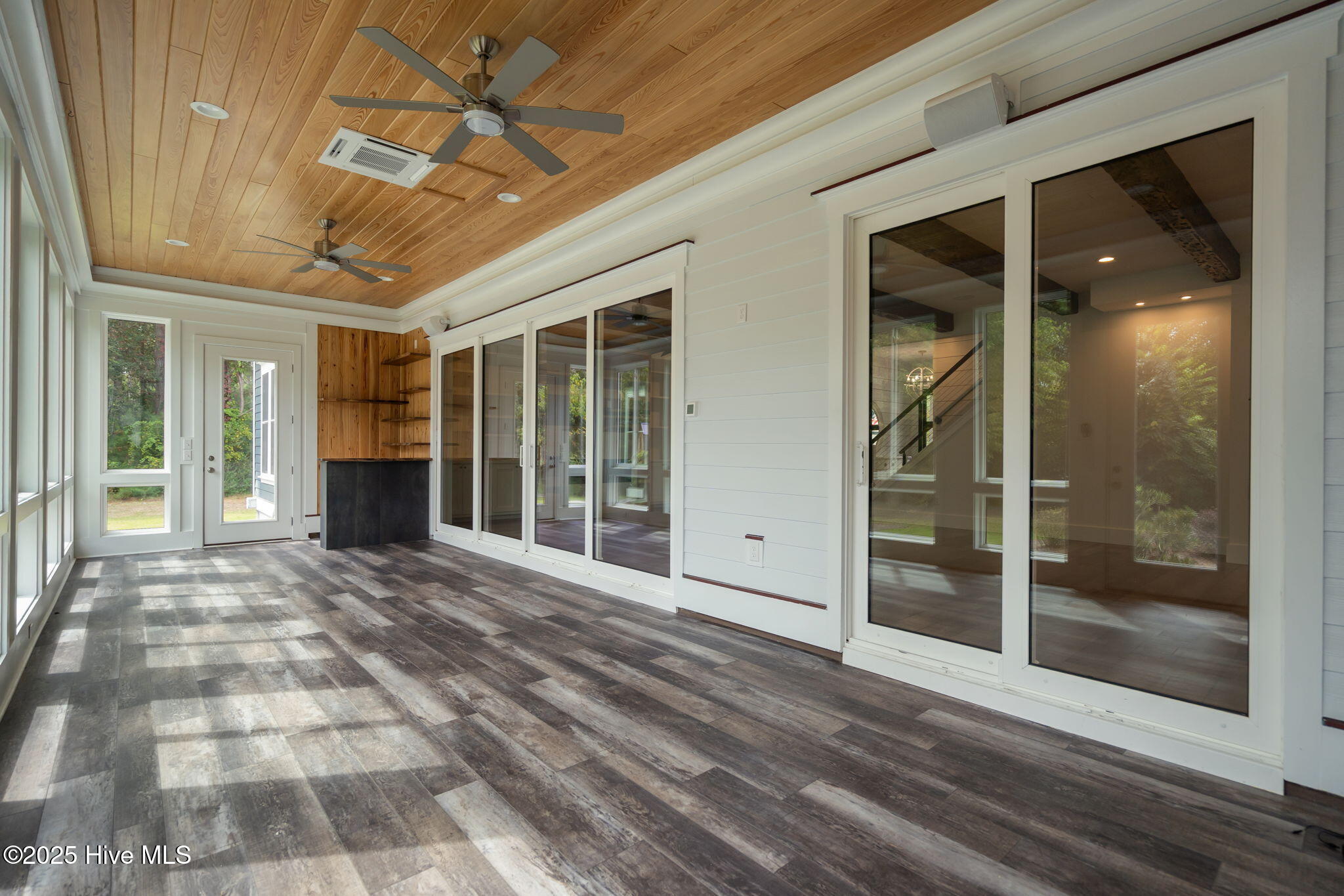 100532333 | Photo 71