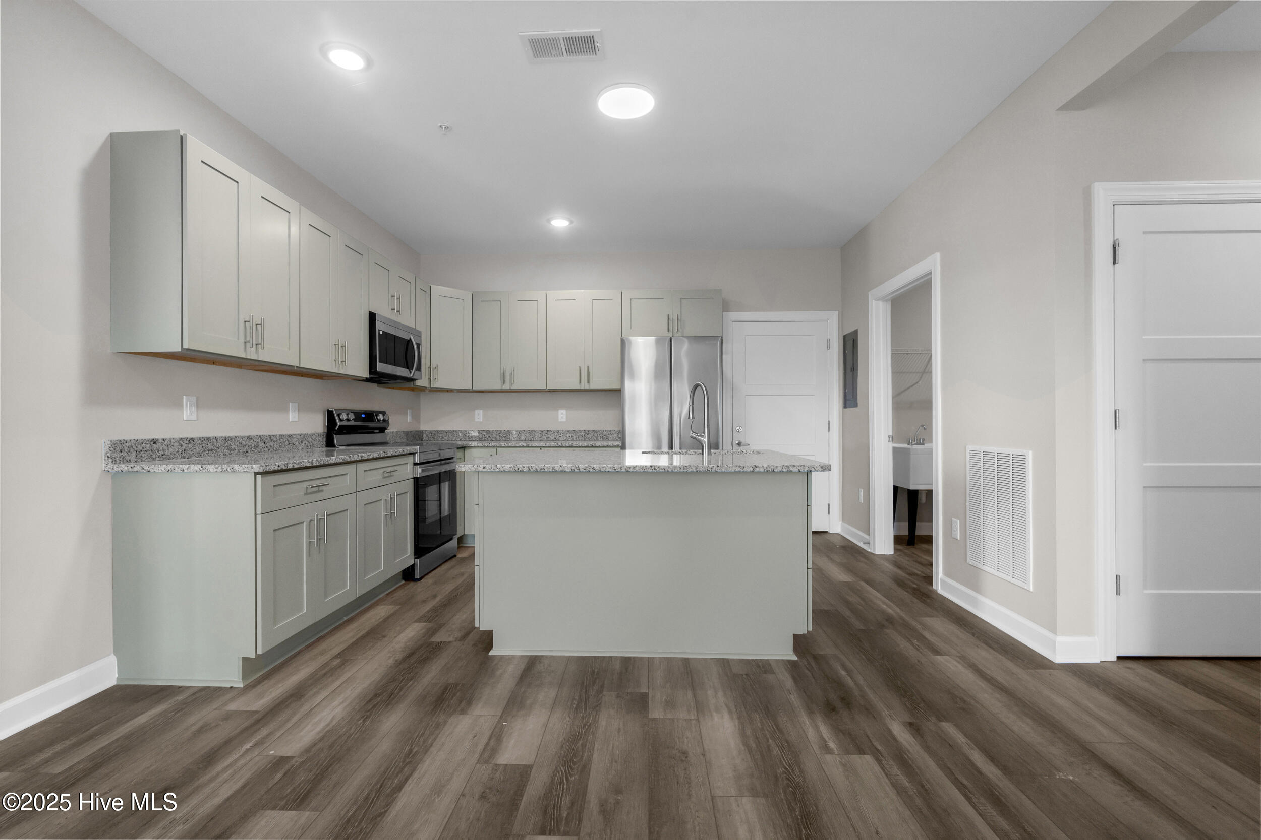 100539009 | Photo 13