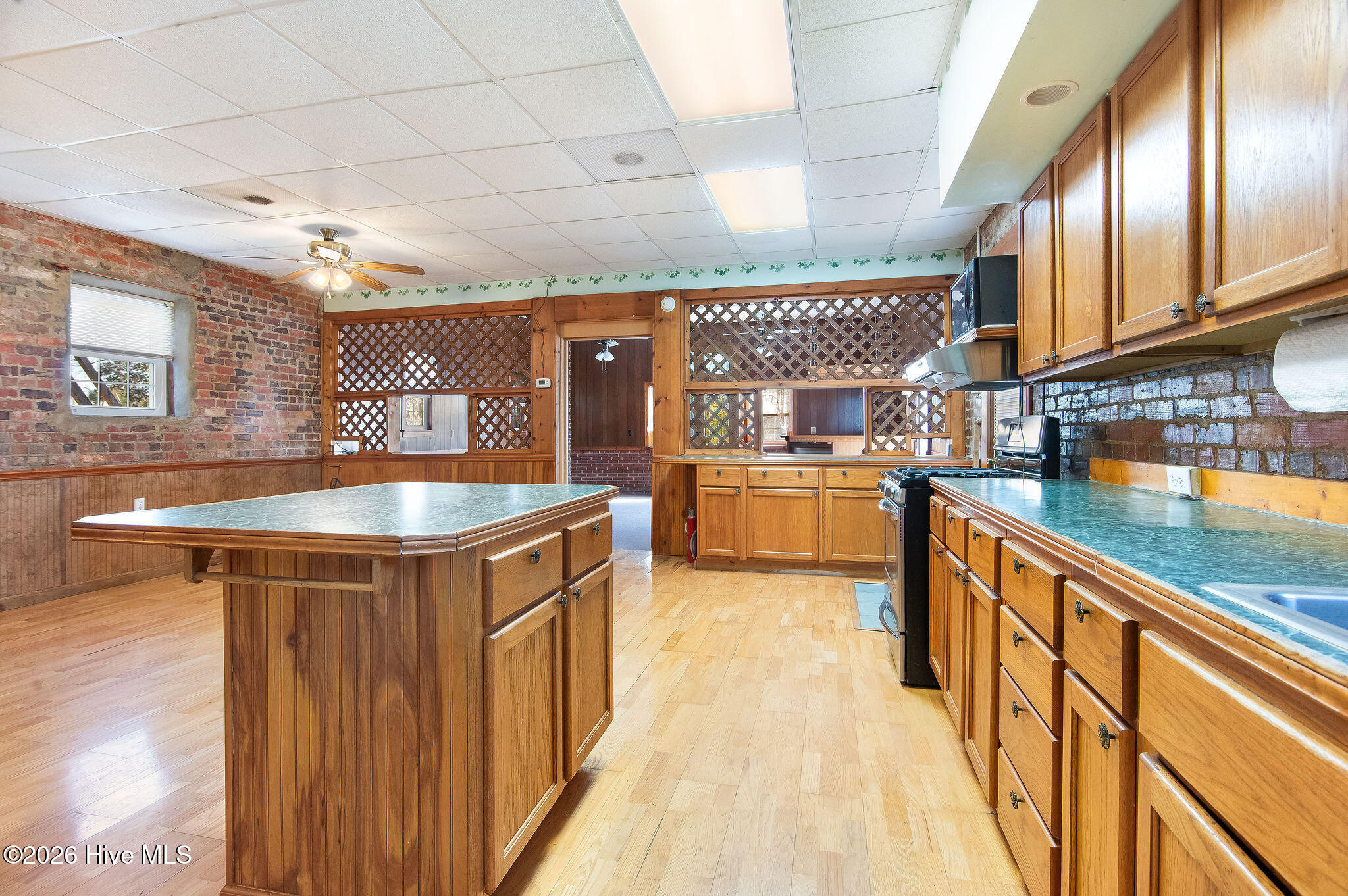 100561889 | Photo 49