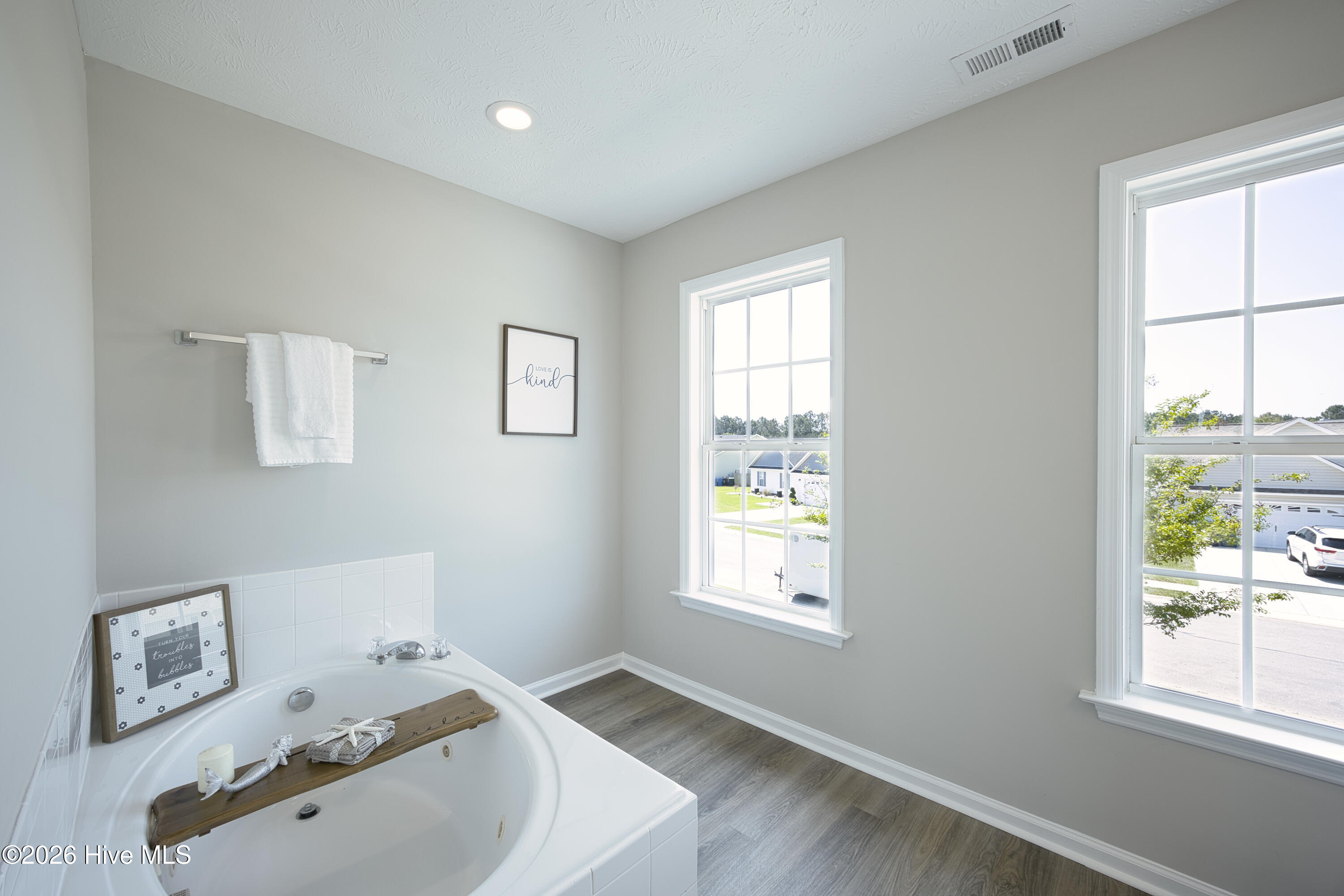 100570249 | Photo 25