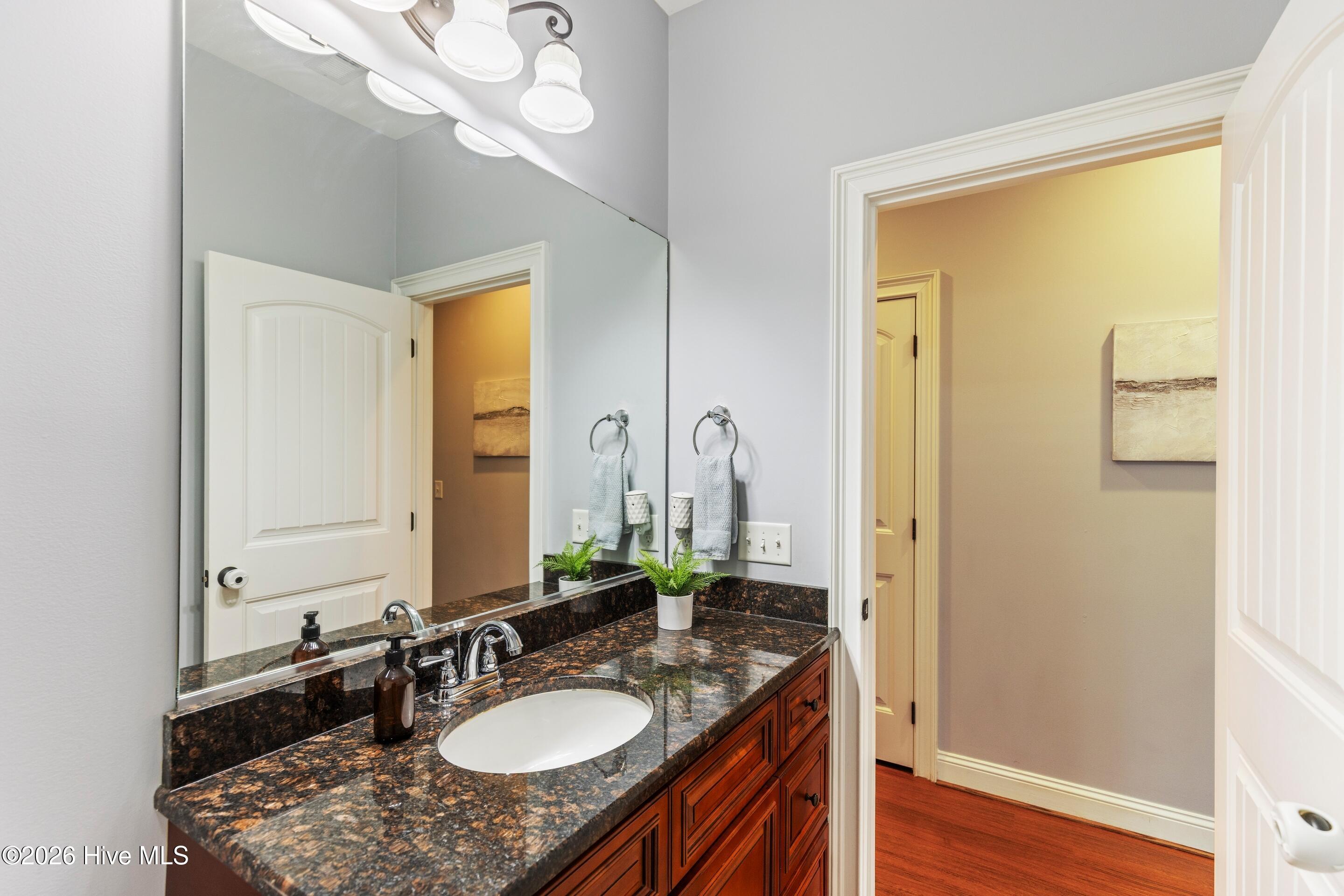 100548789 | Photo 43