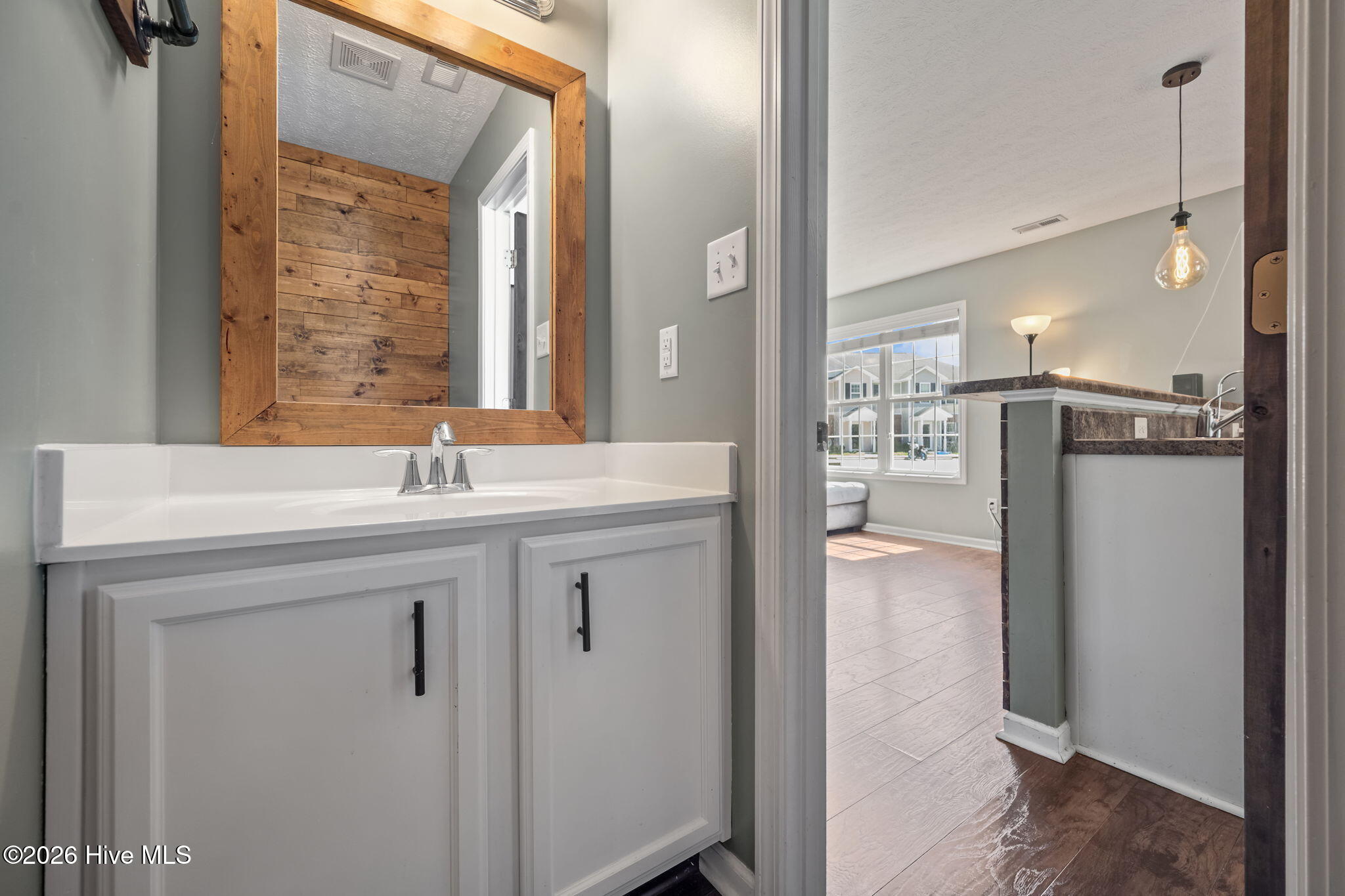 100564313 | Photo 16