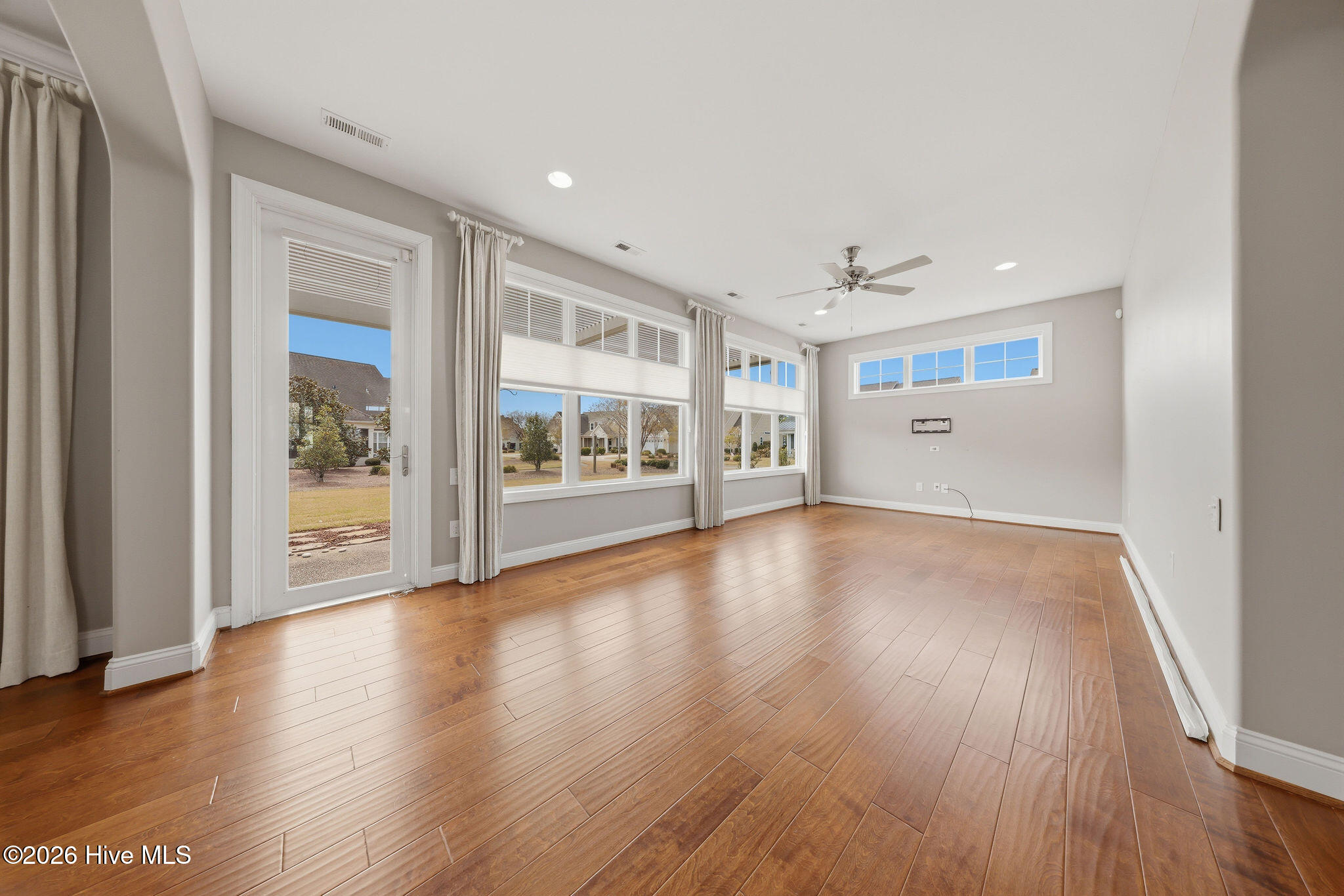 100518693 | Photo 16