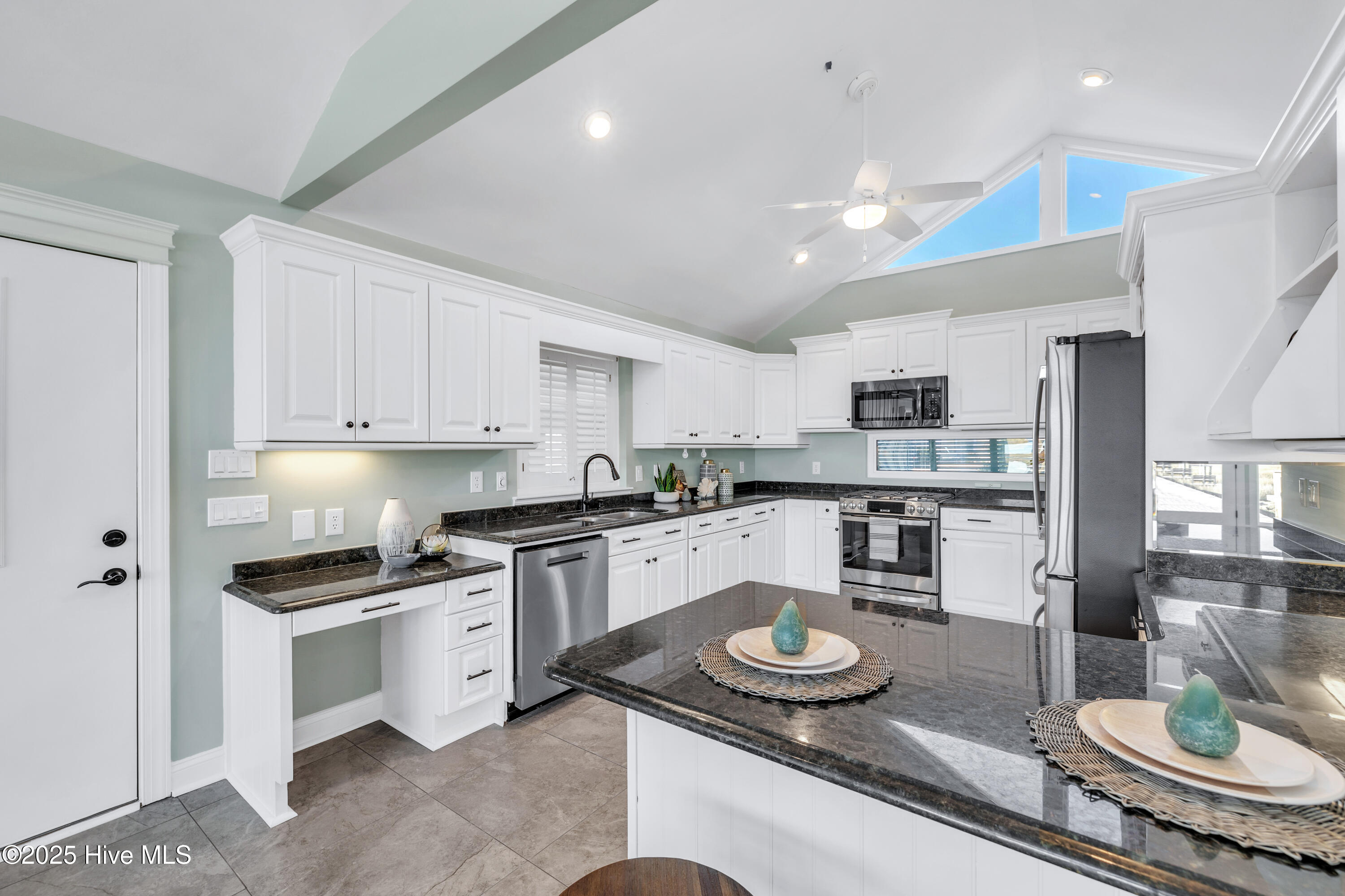 100545827 | Photo 17