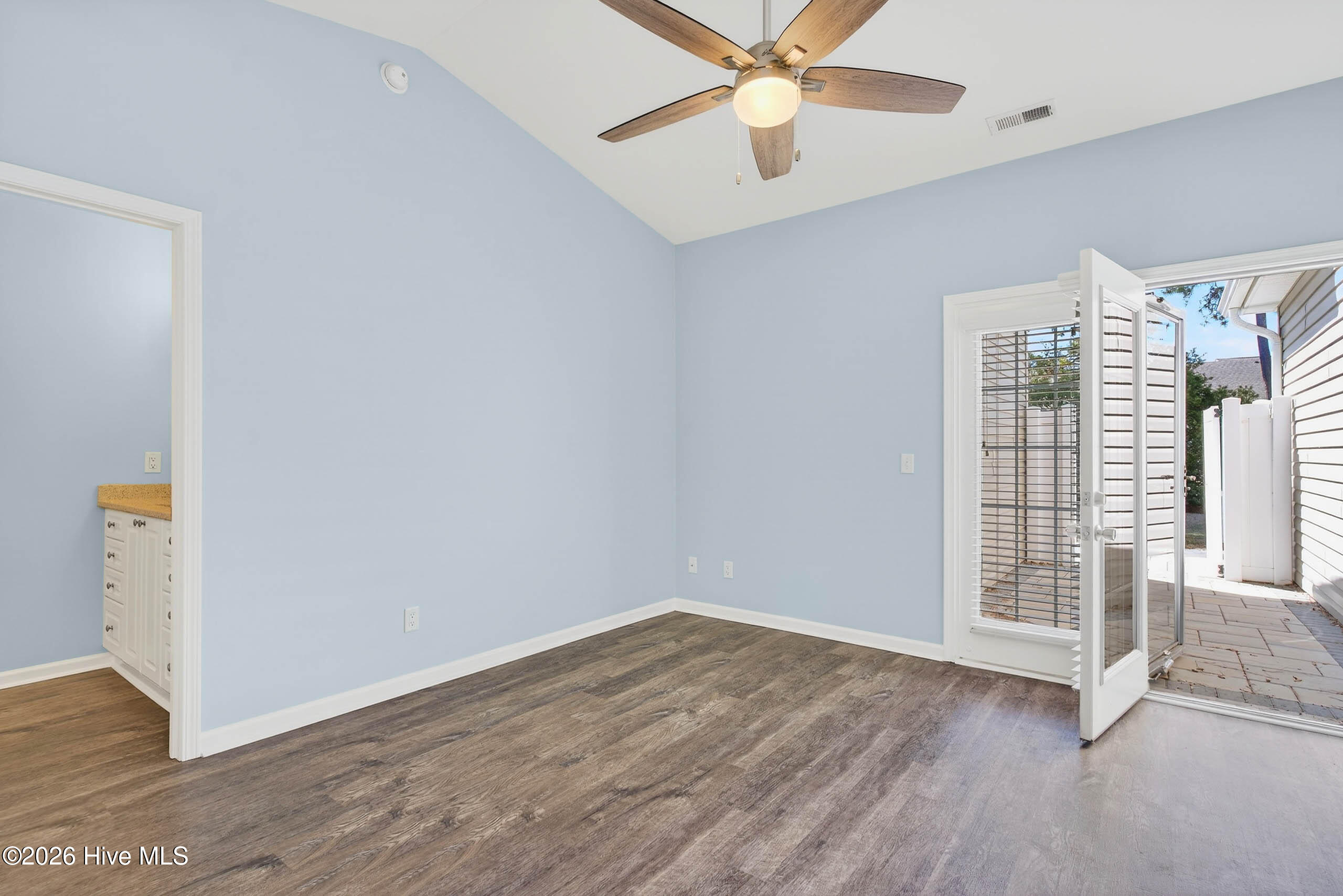 100564275 | Photo 14