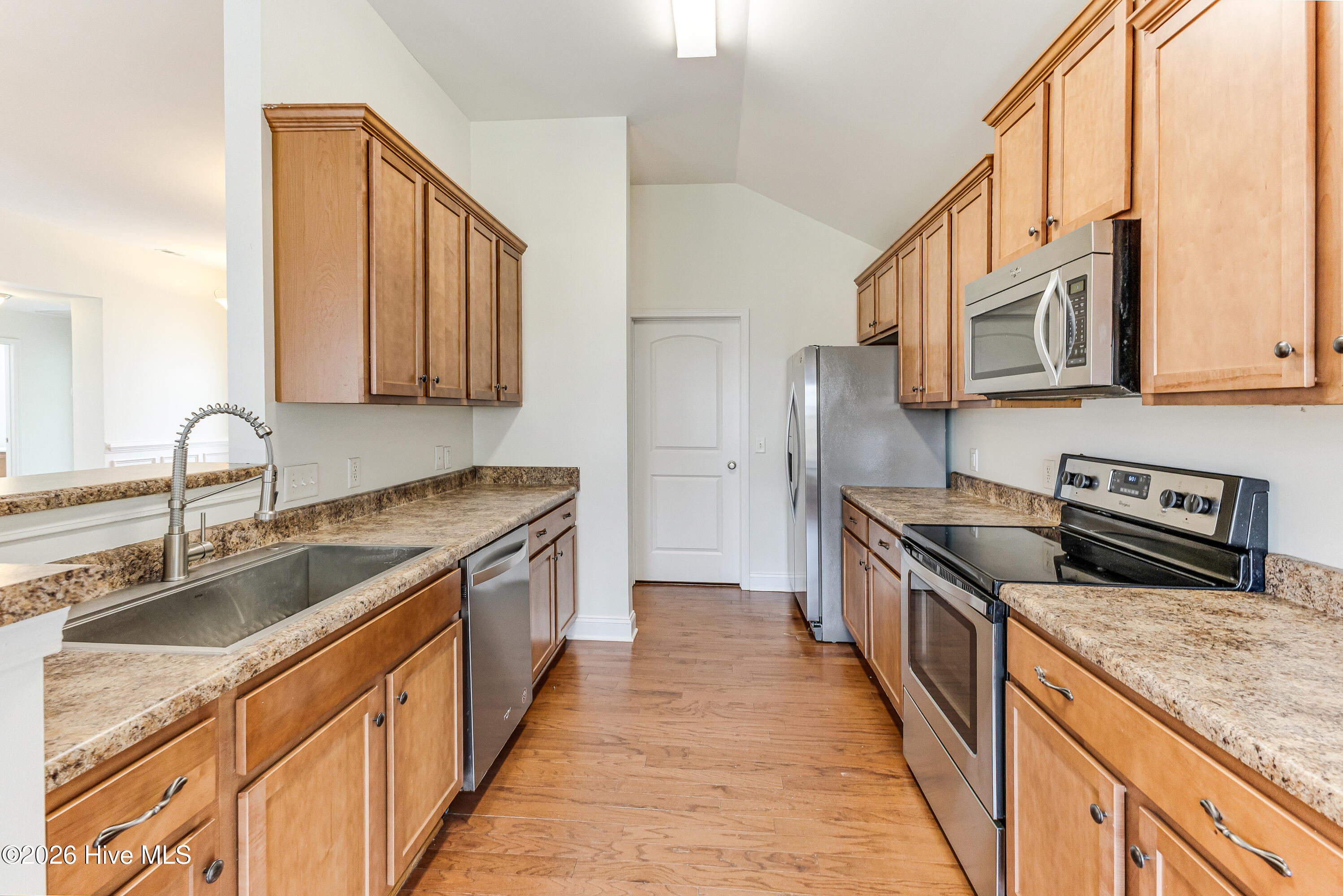 100562129 | Photo 18