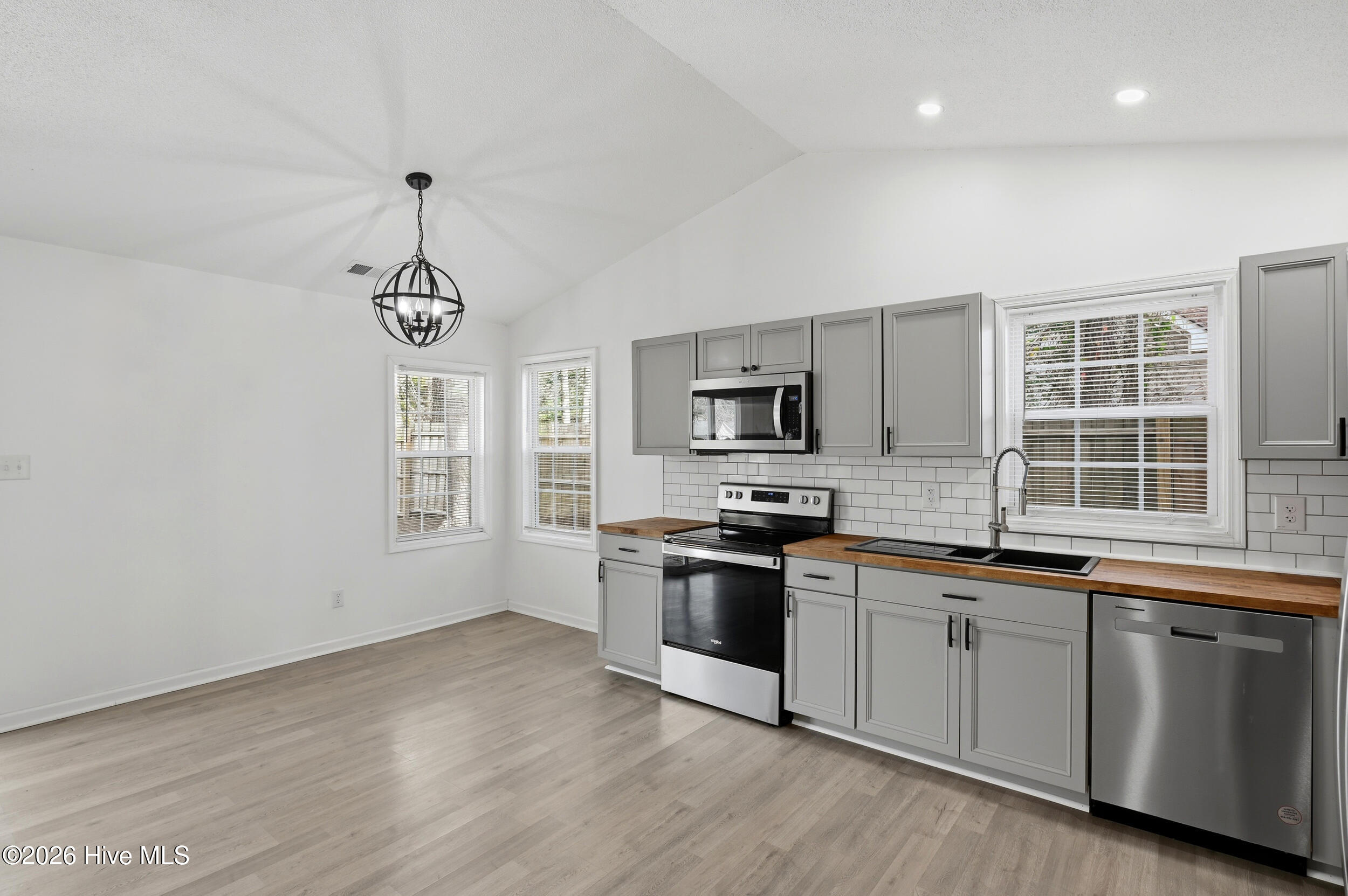 100562899 | Photo 11