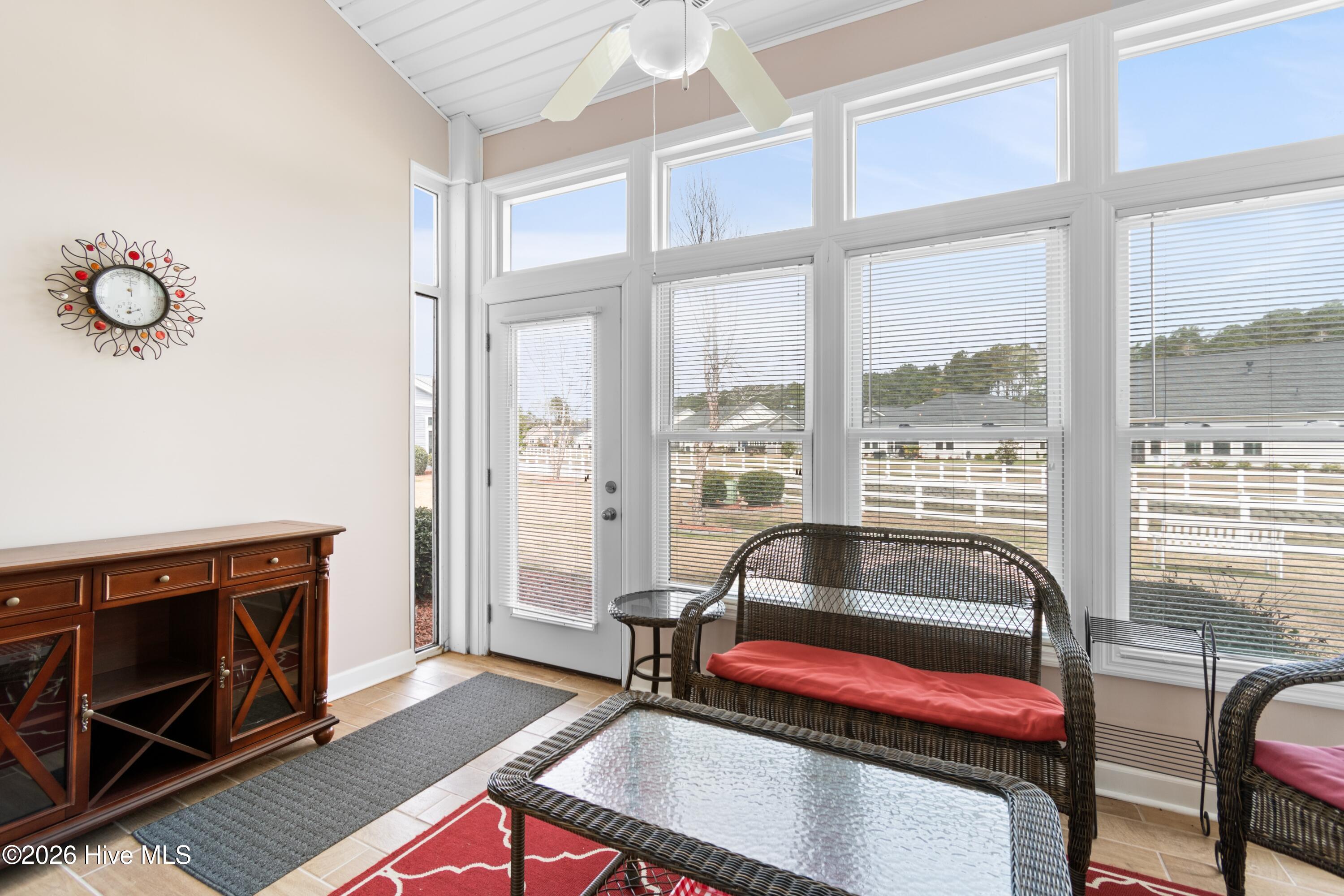 100561934 | Photo 36