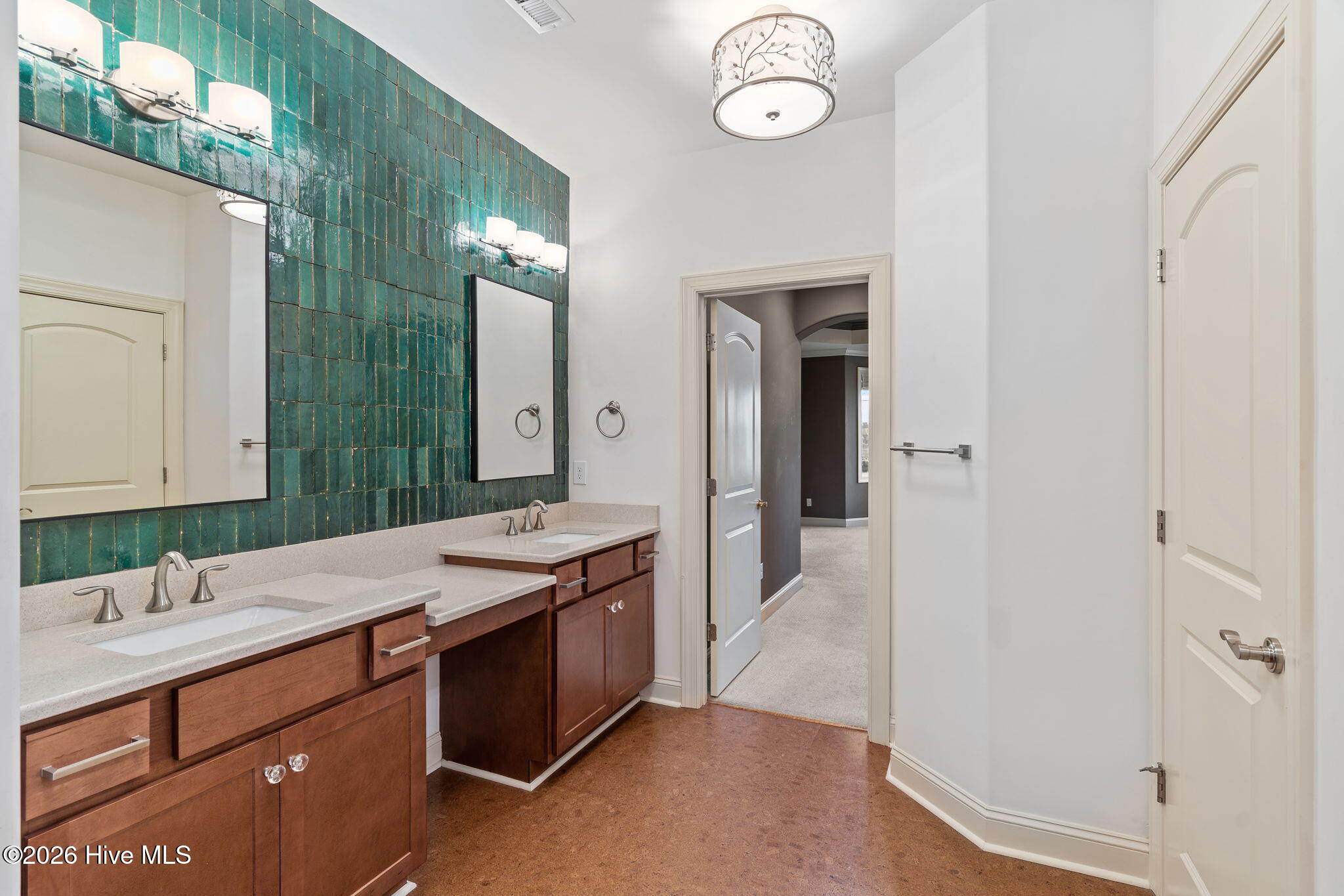 100566700 | Photo 24