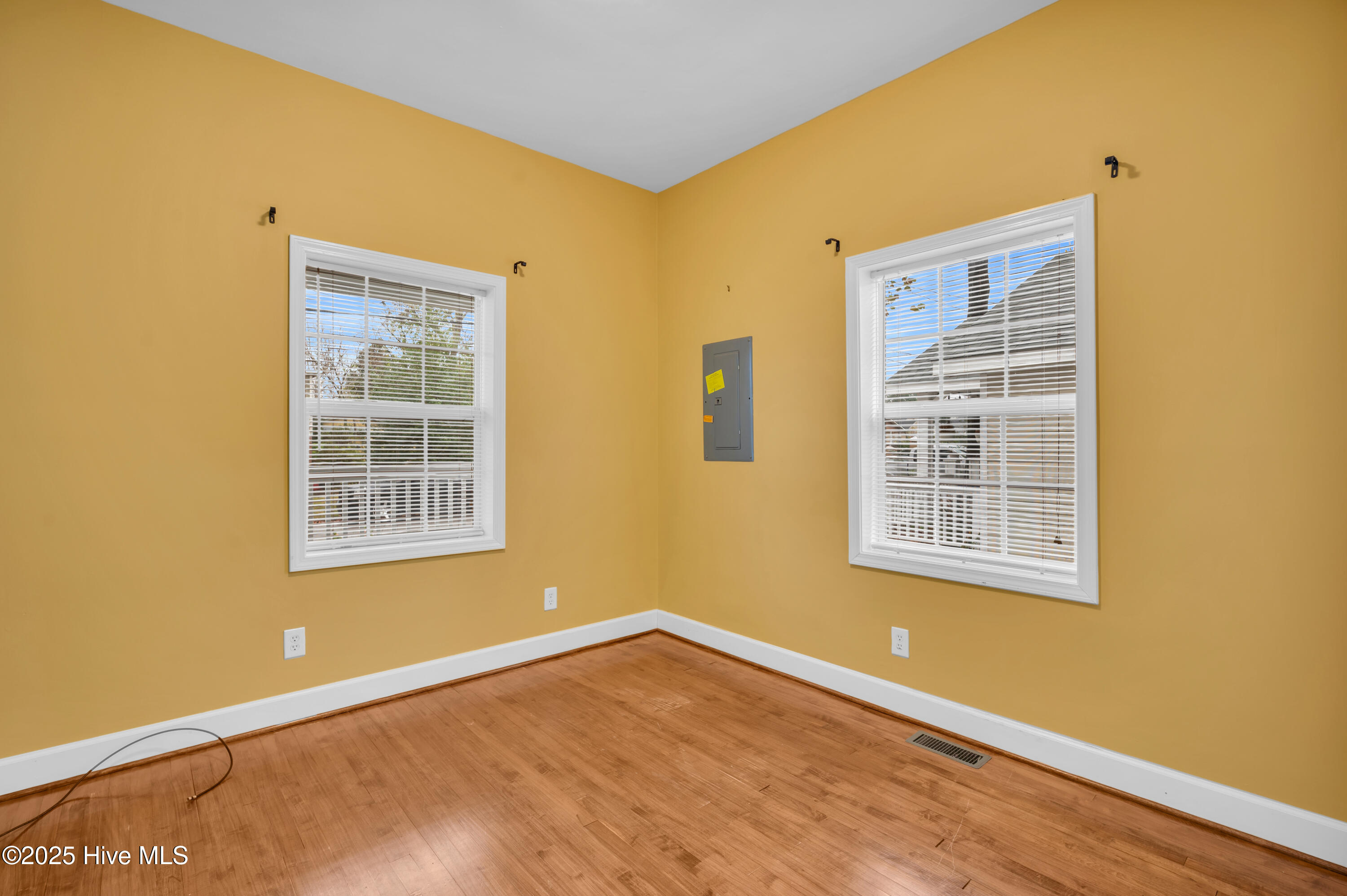 100543945 | Photo 21