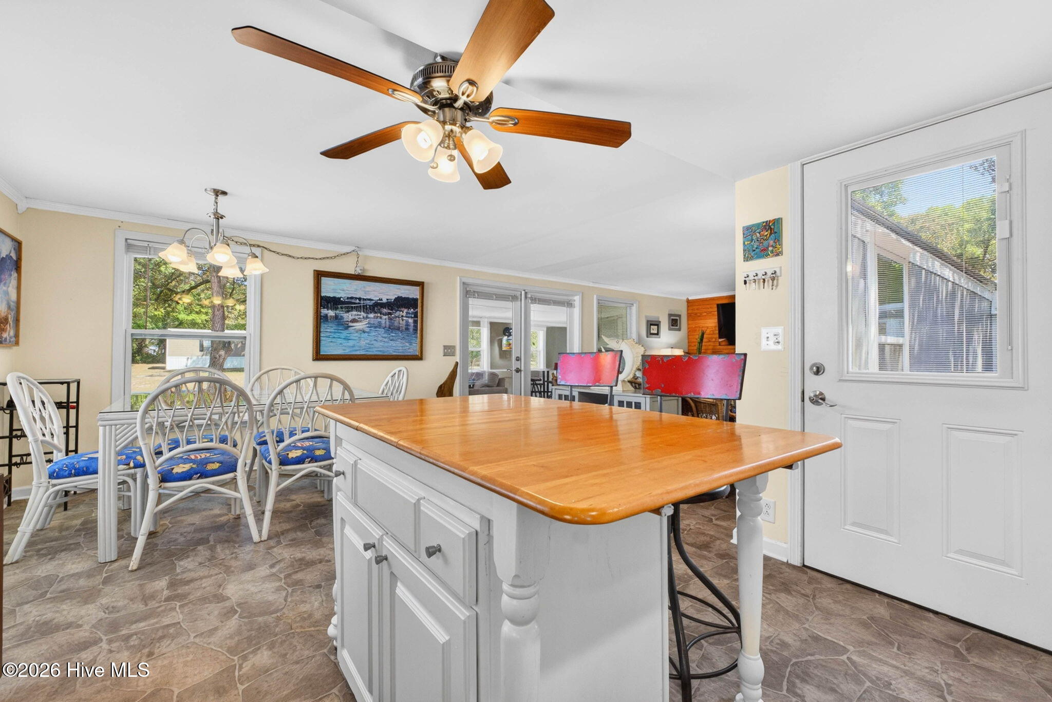 100567850 | Photo 18