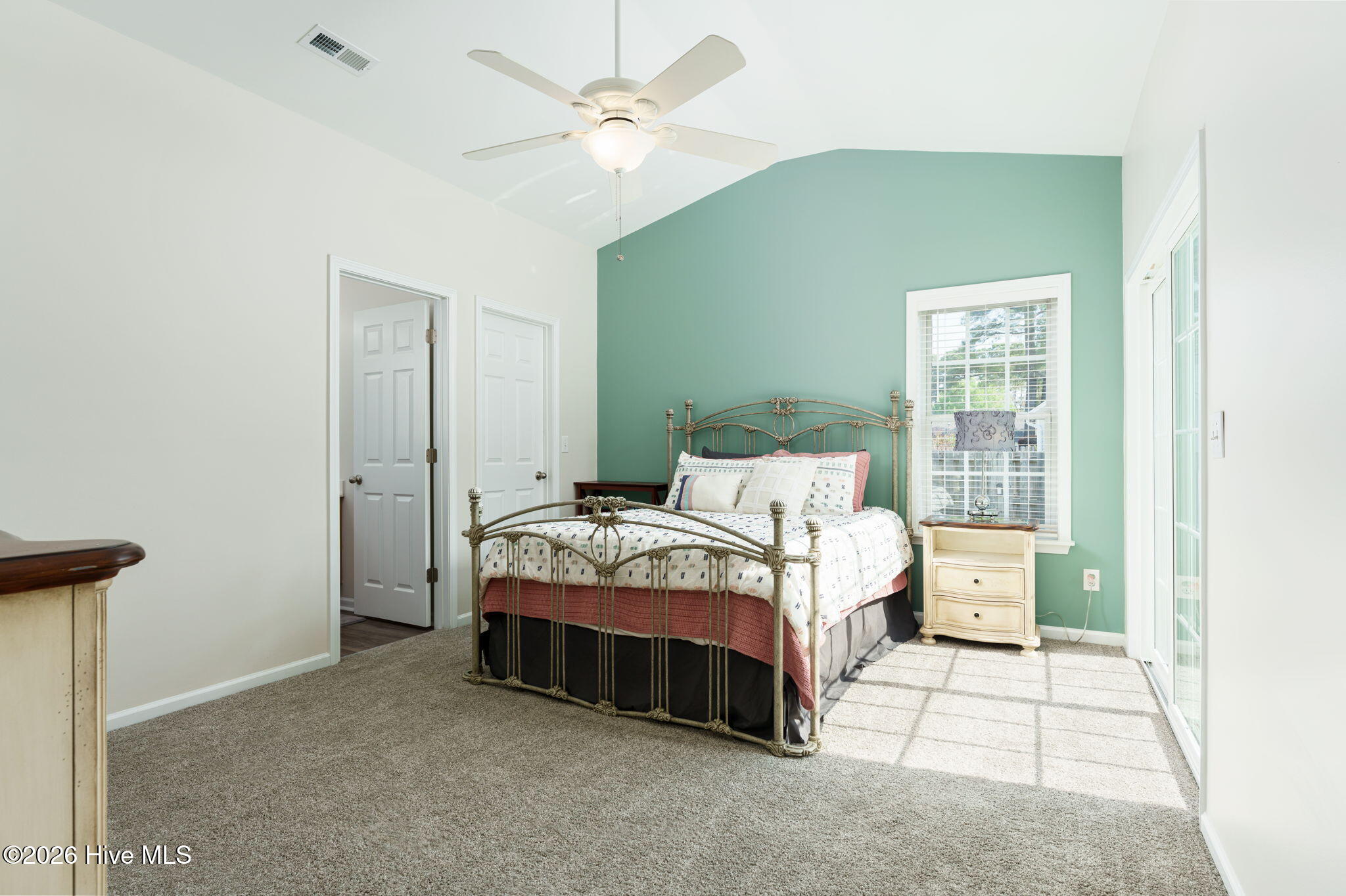 100563098 | Photo 15