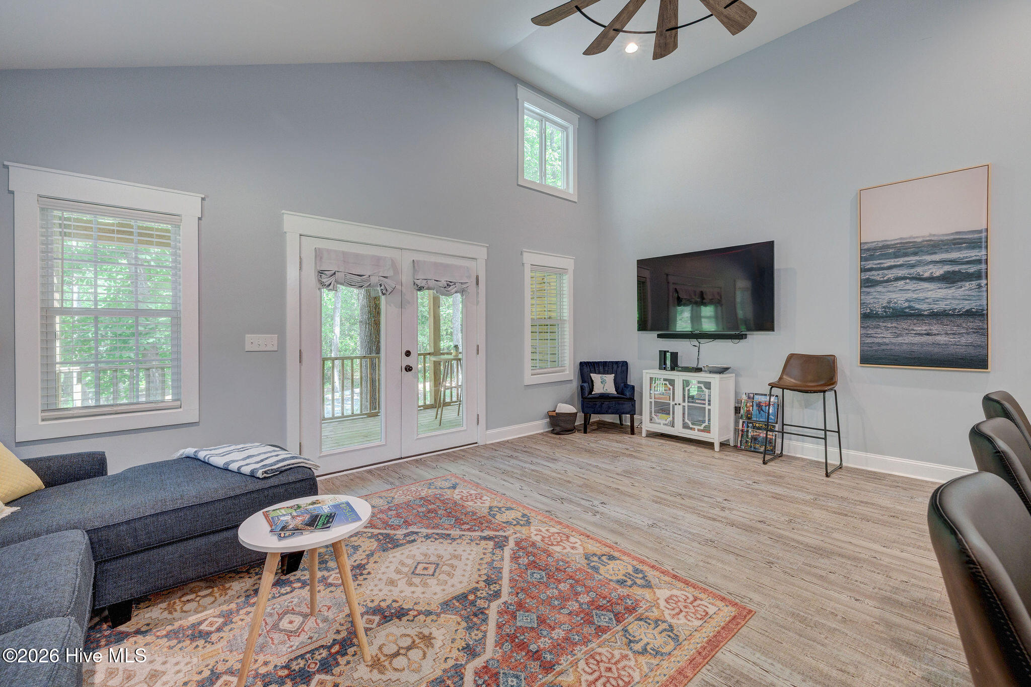 100558109 | Photo 47