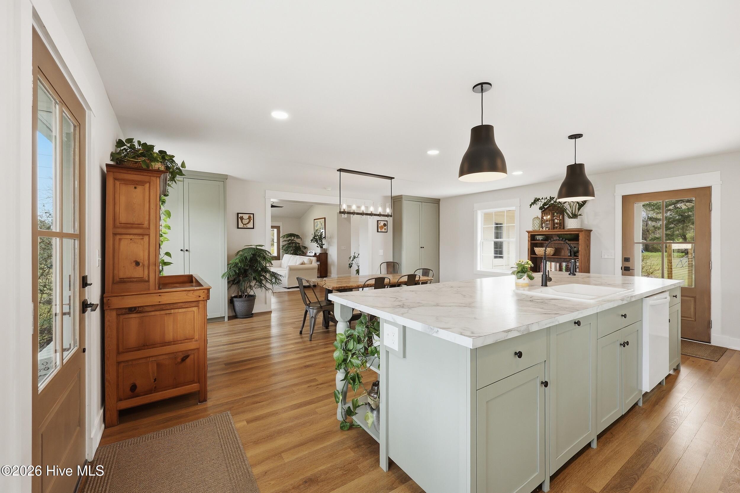 100562935 | Photo 21