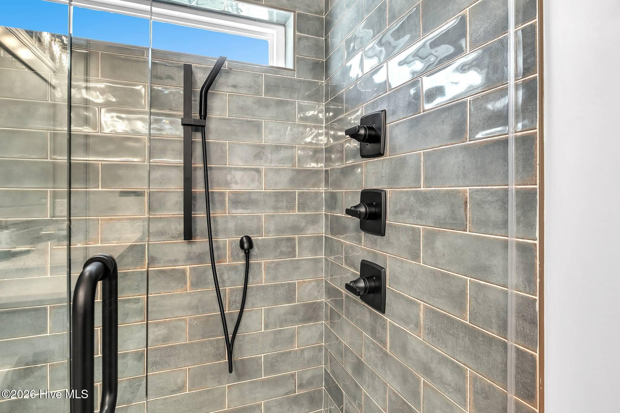 100558345 | Photo 93