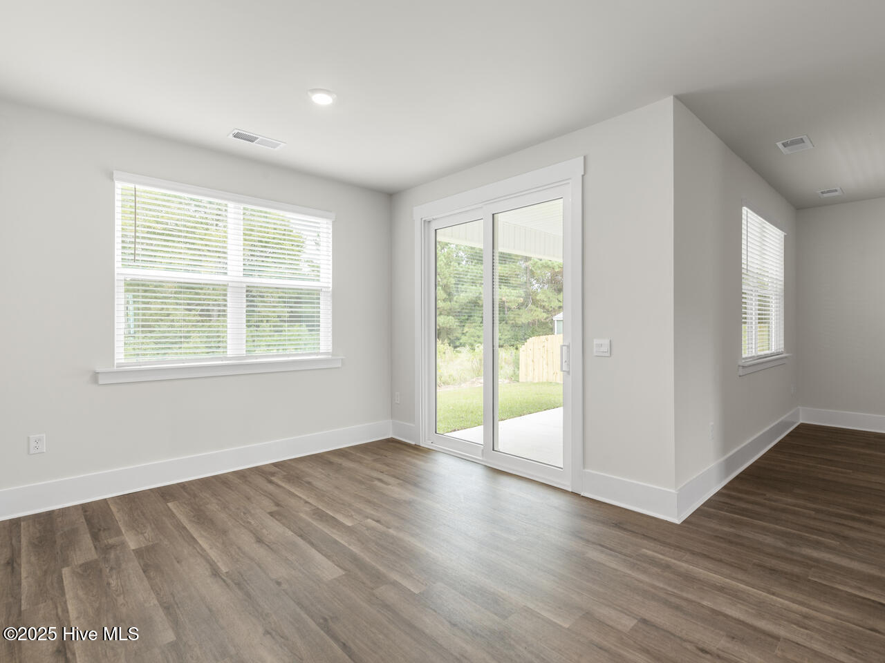 100566279 | Photo 12