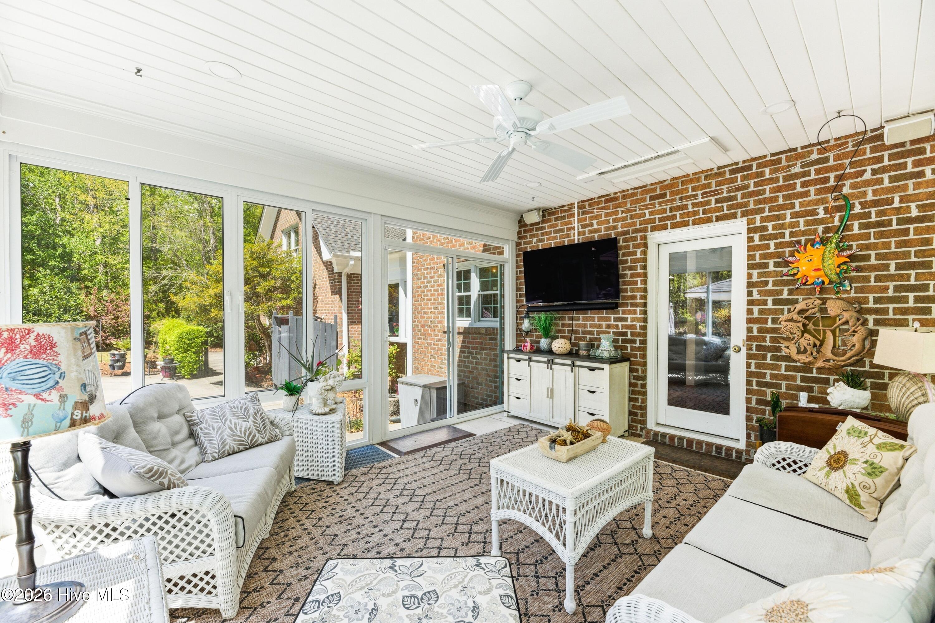 100566267 | Photo 22