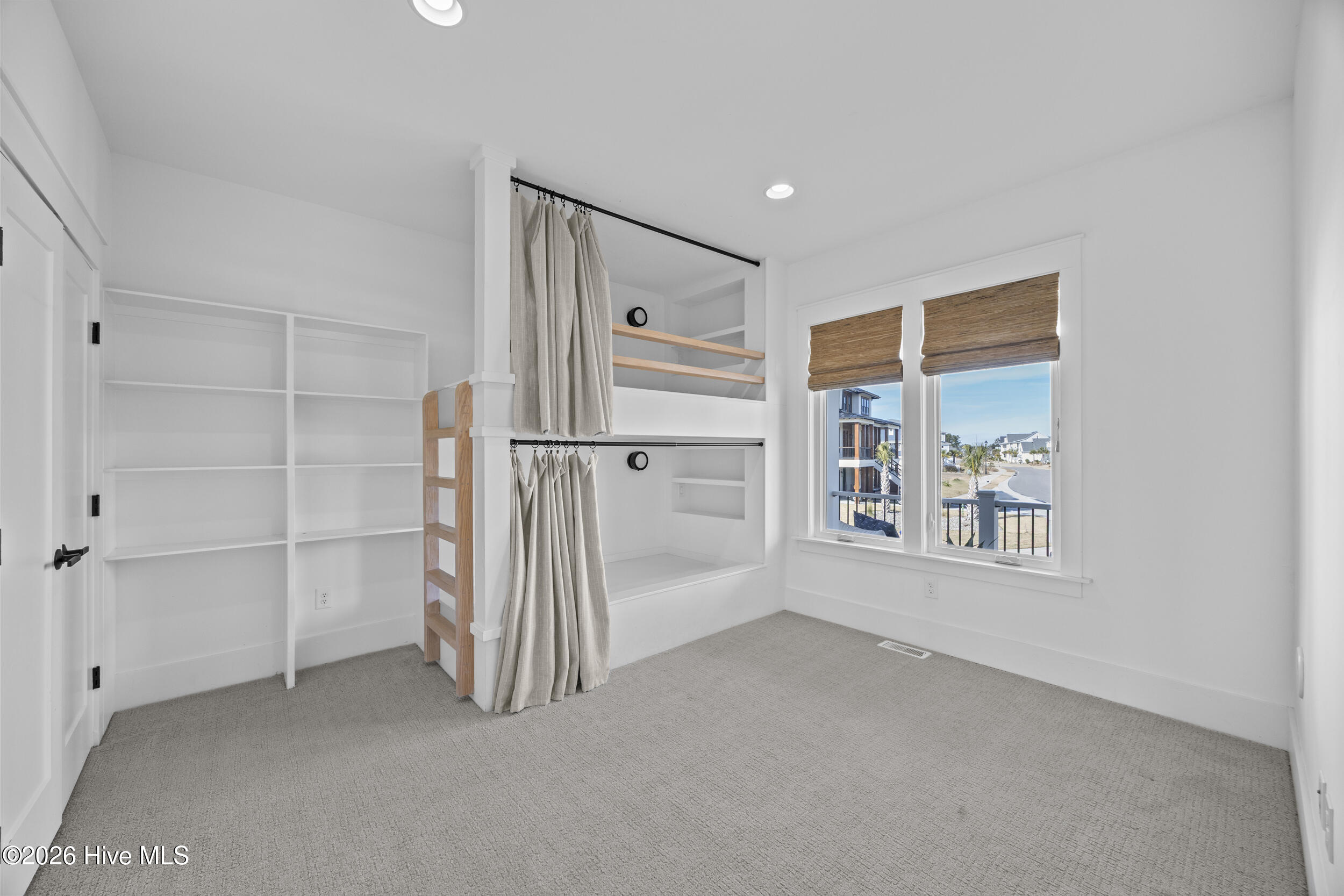 100551268 | Photo 35