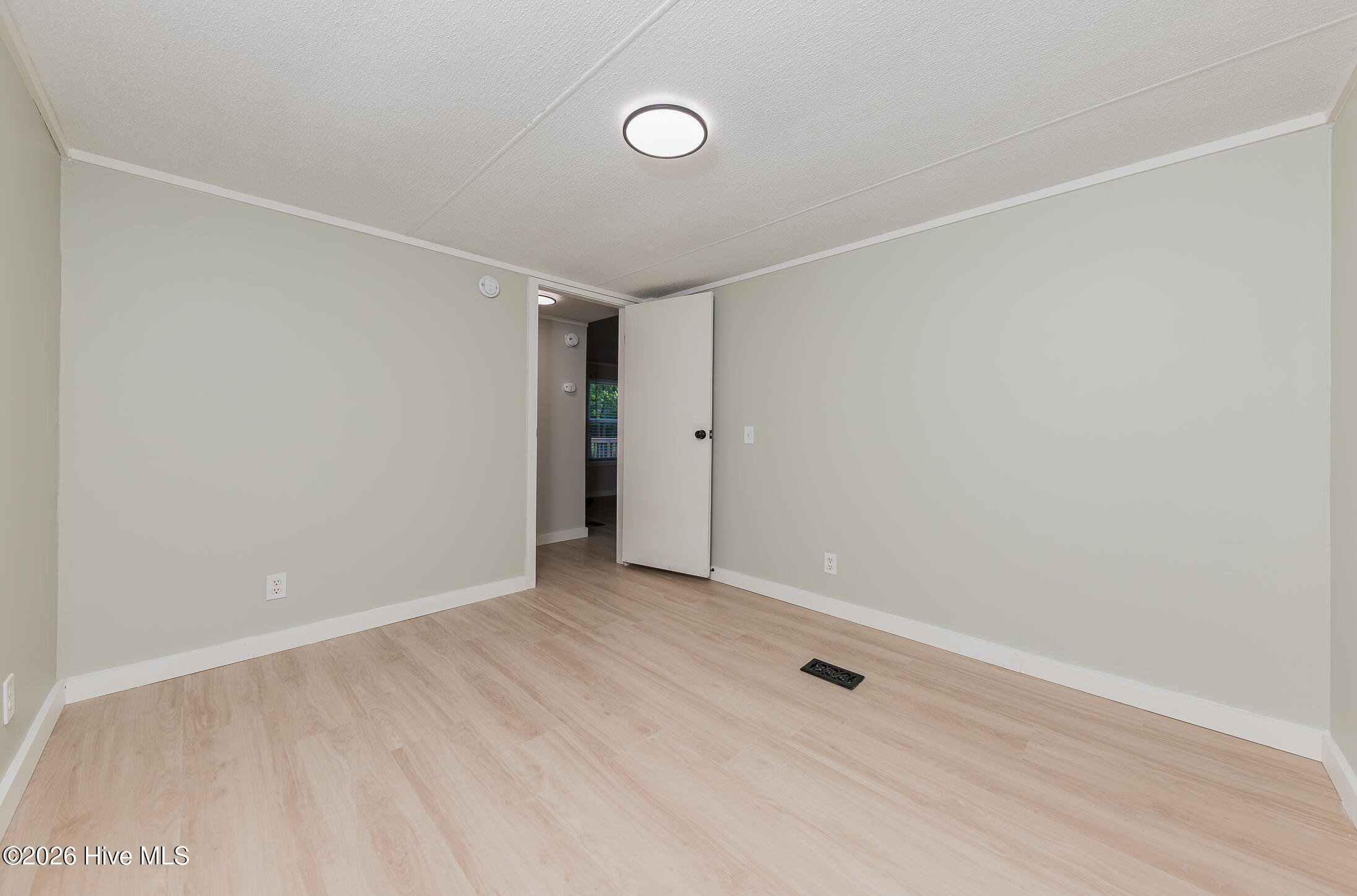 100570278 | Photo 39