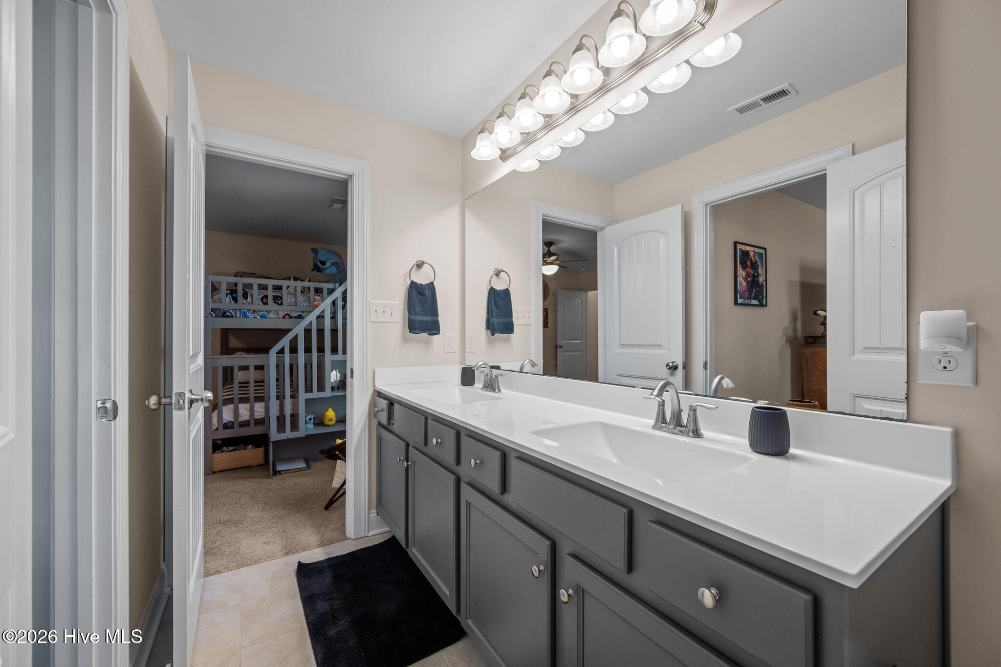 100554000 | Photo 38