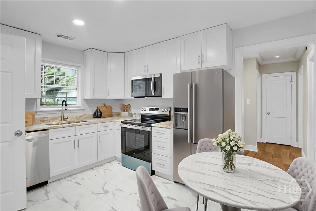 Virtural Staging/Kitchen
Refrigerator in photo no