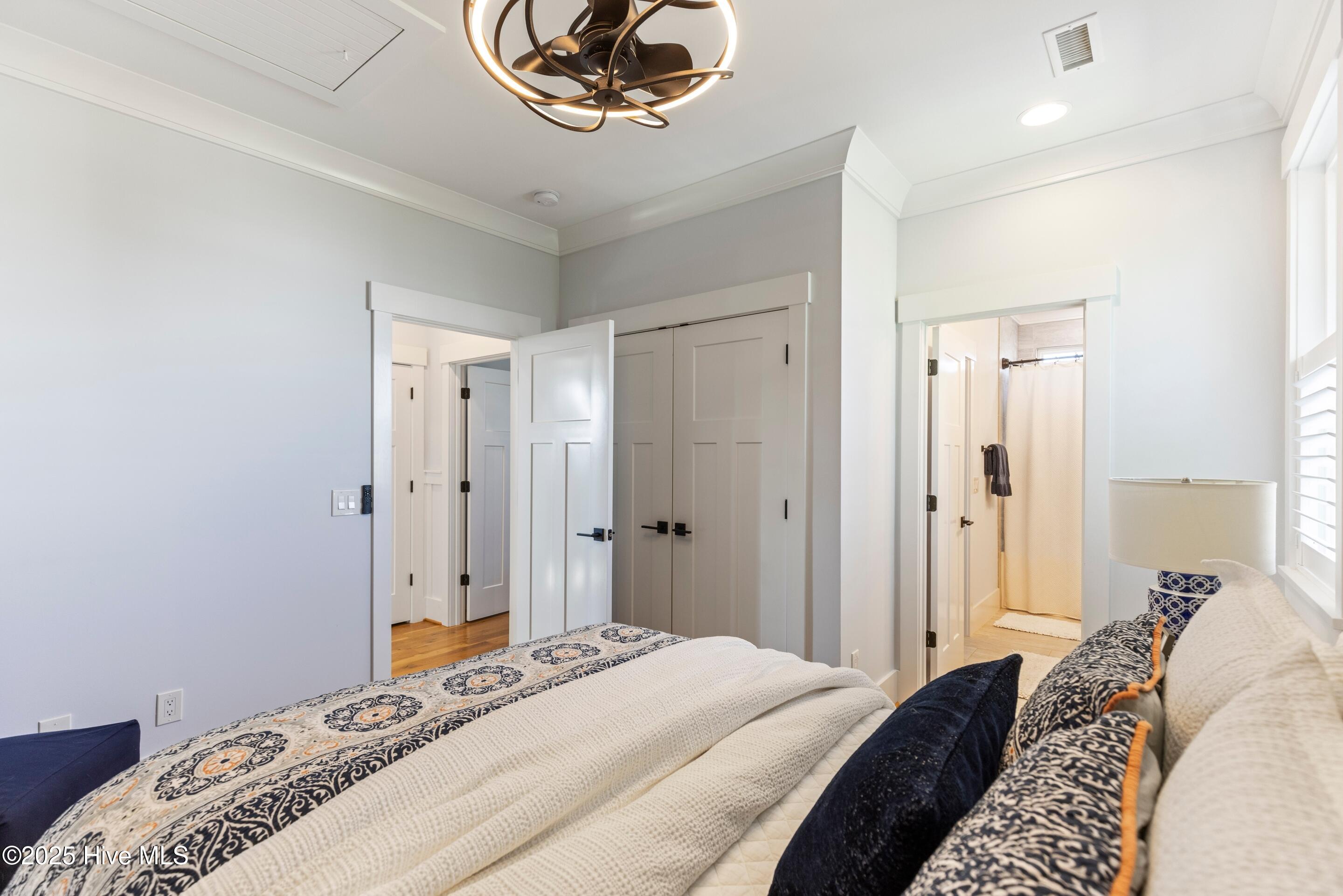 100540413 | Photo 33