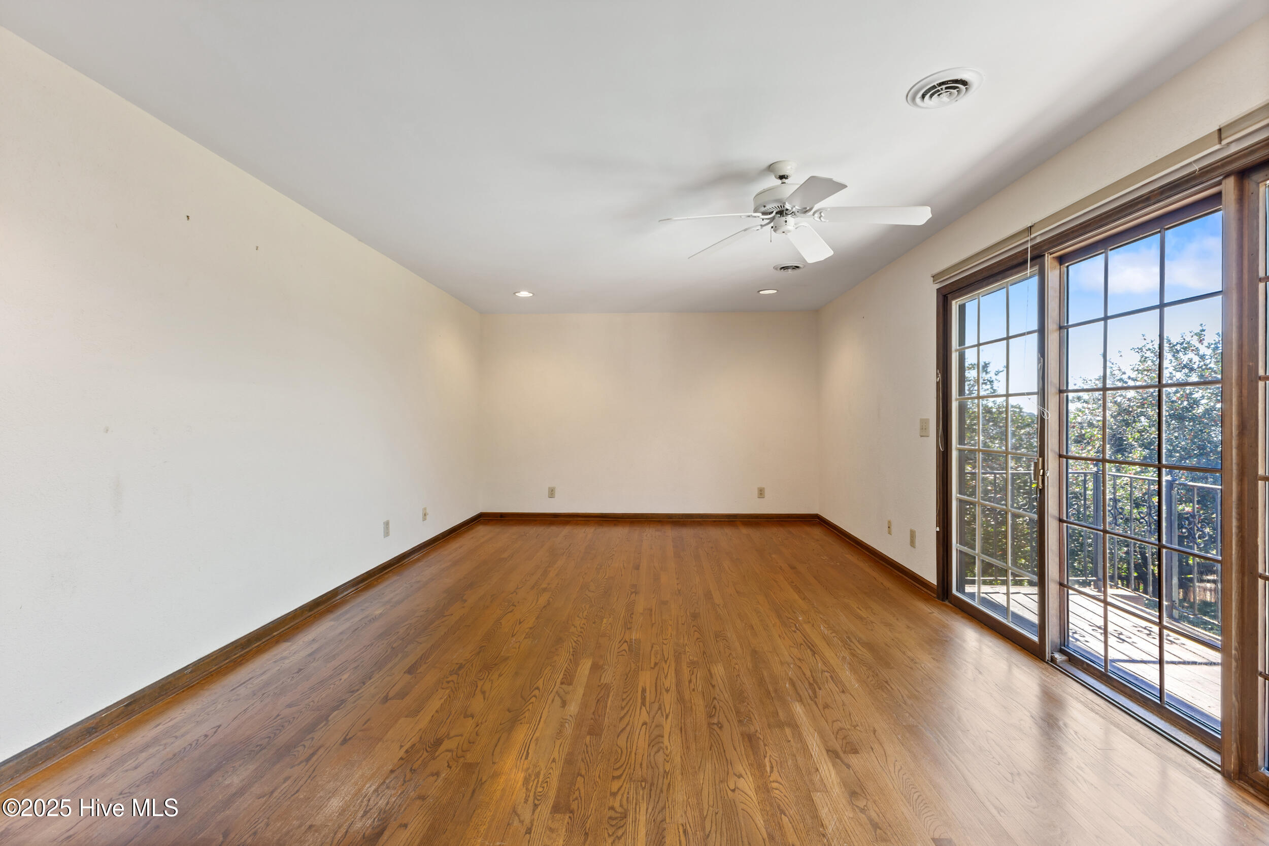 100541018 | Photo 31