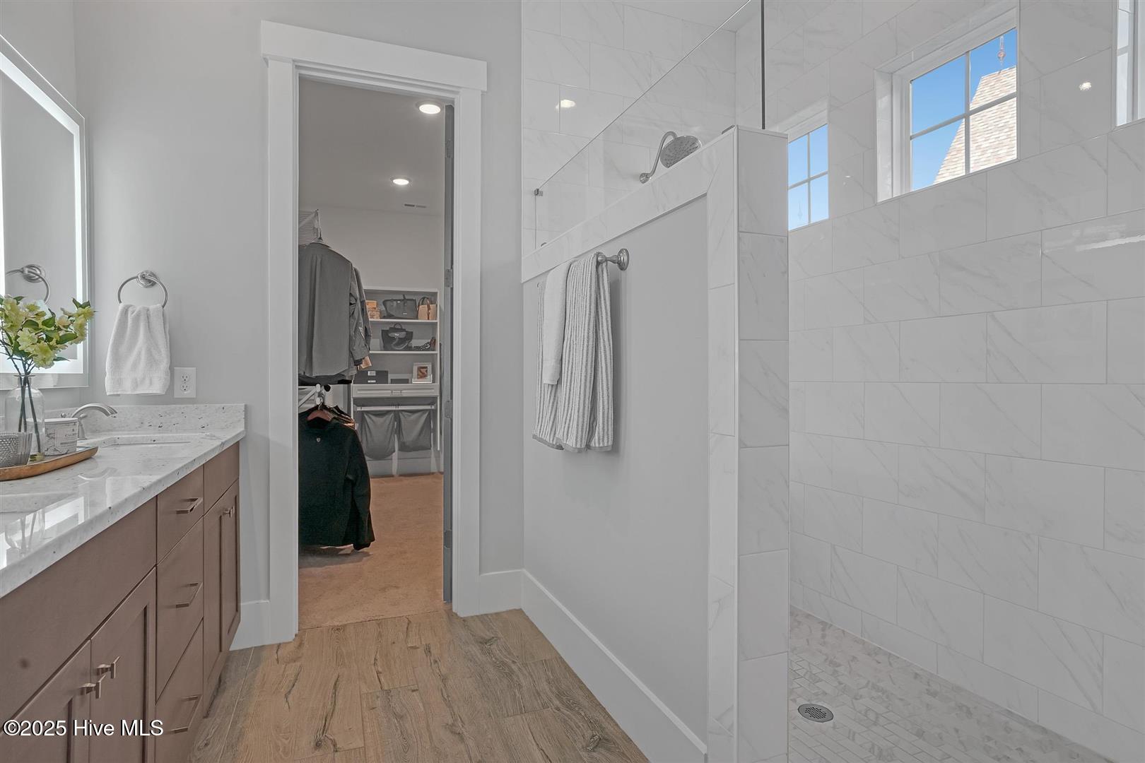 100542626 | Photo 35