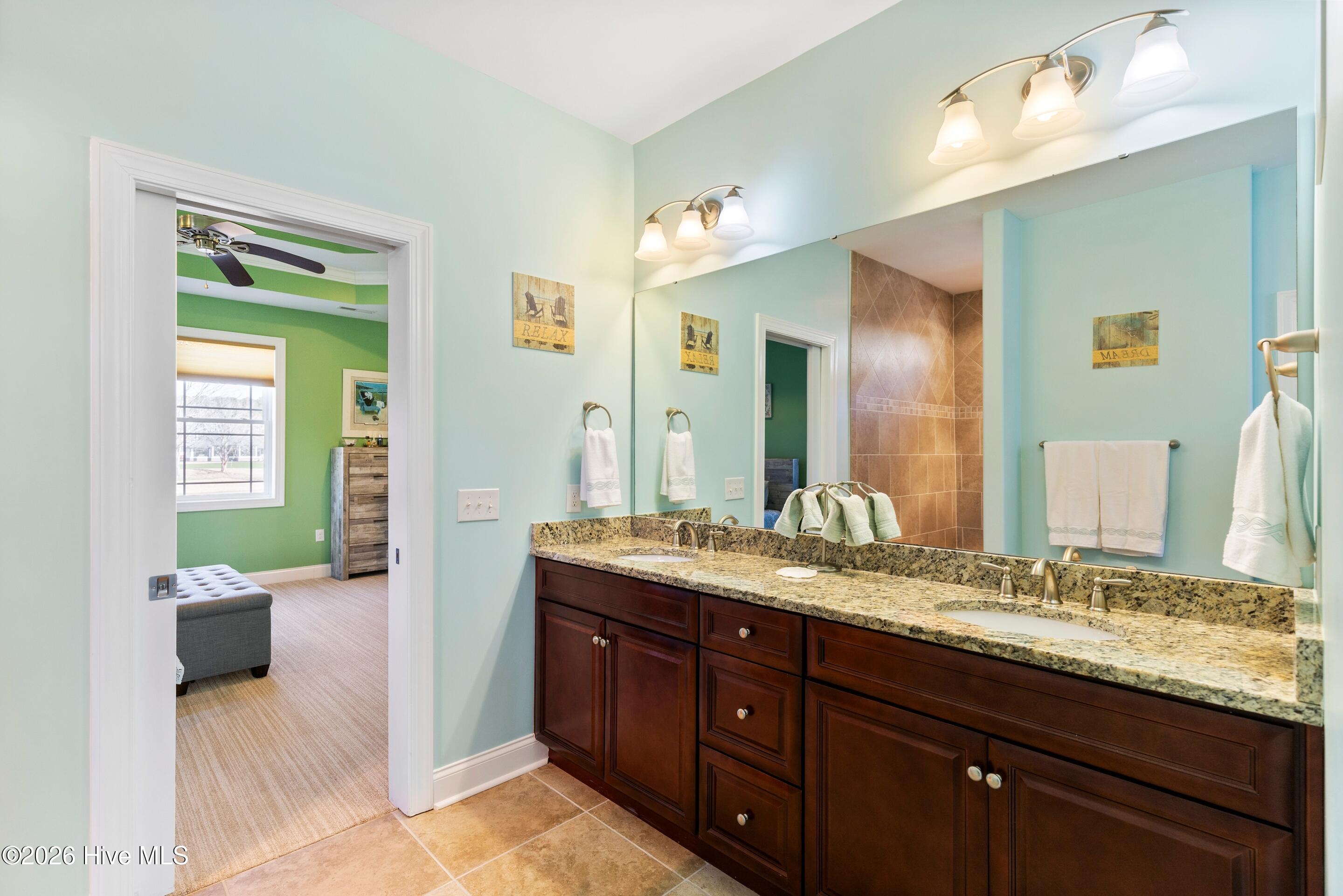 100547842 | Photo 24