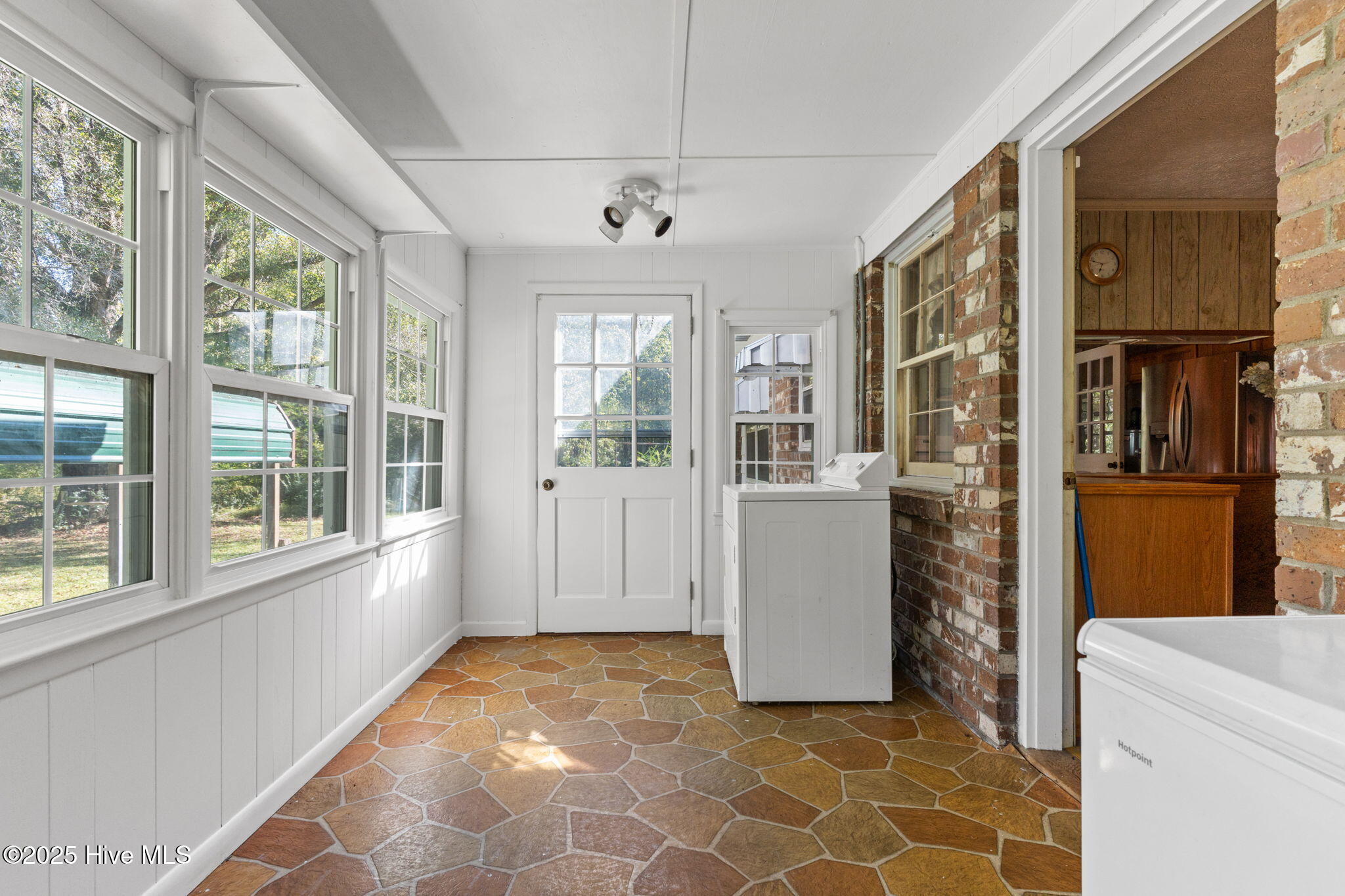 100537275 | Photo 22