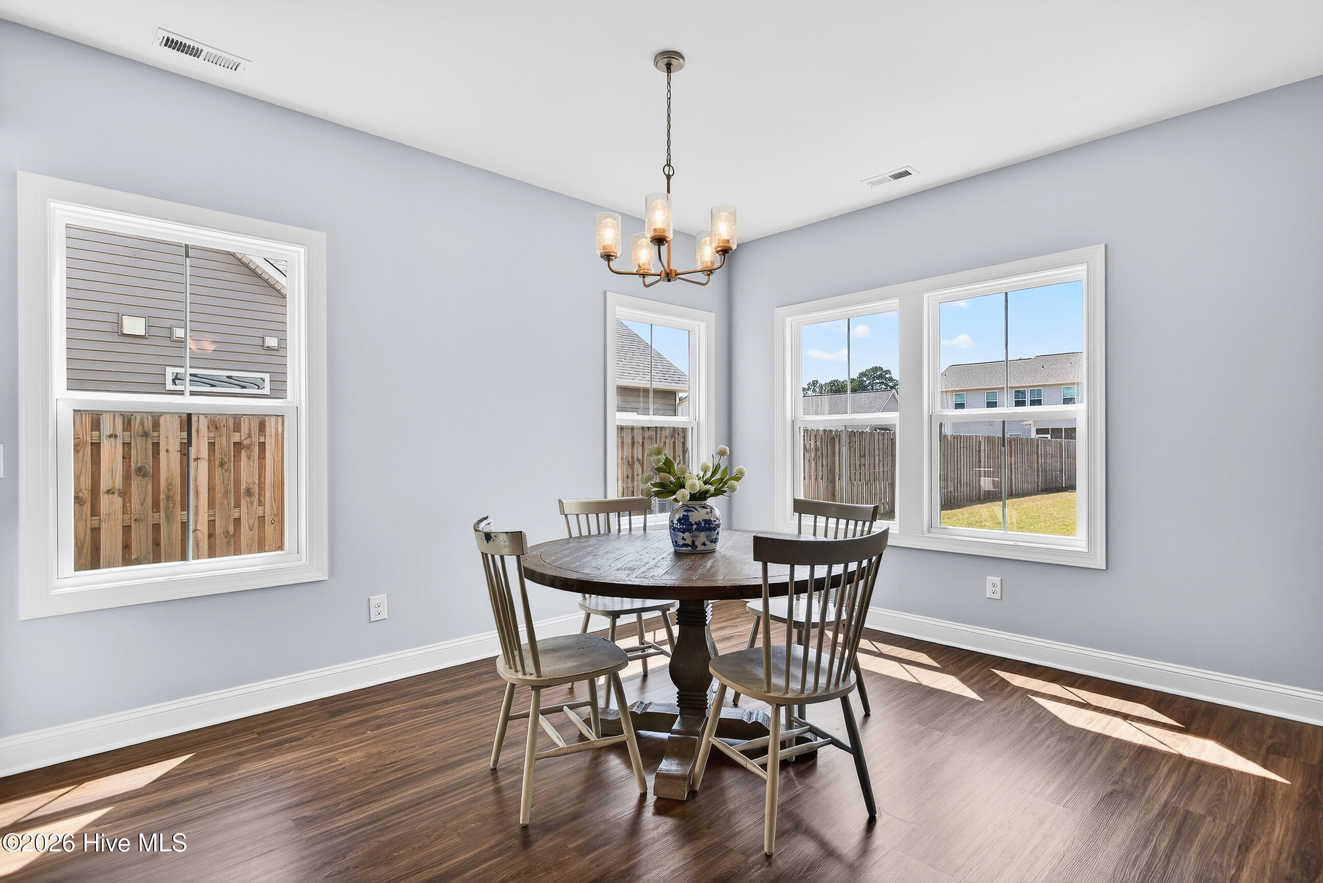 100563348 | Photo 14